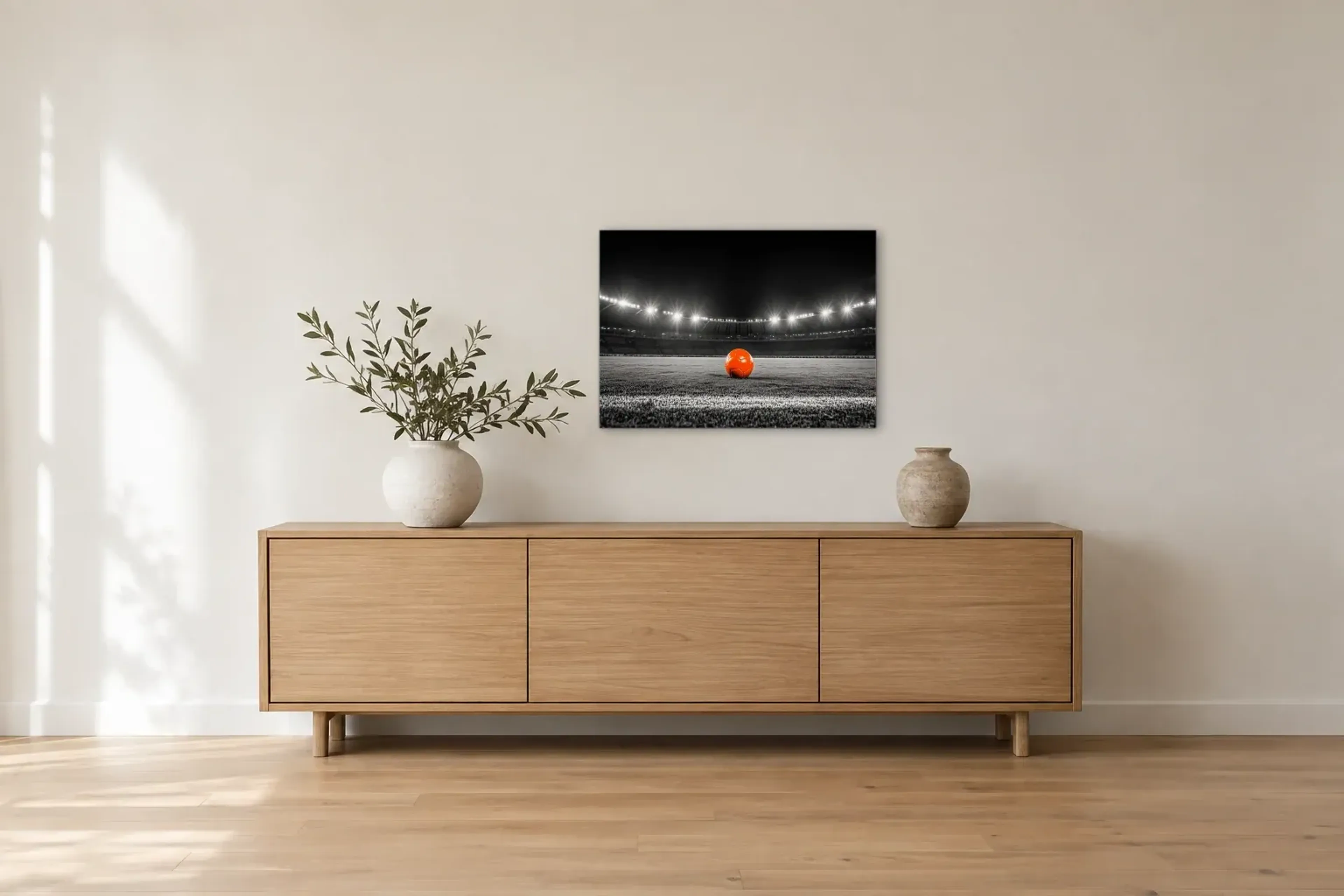 Fußball im Flutlicht als Wandbild über einem 180-cm-Sideboard