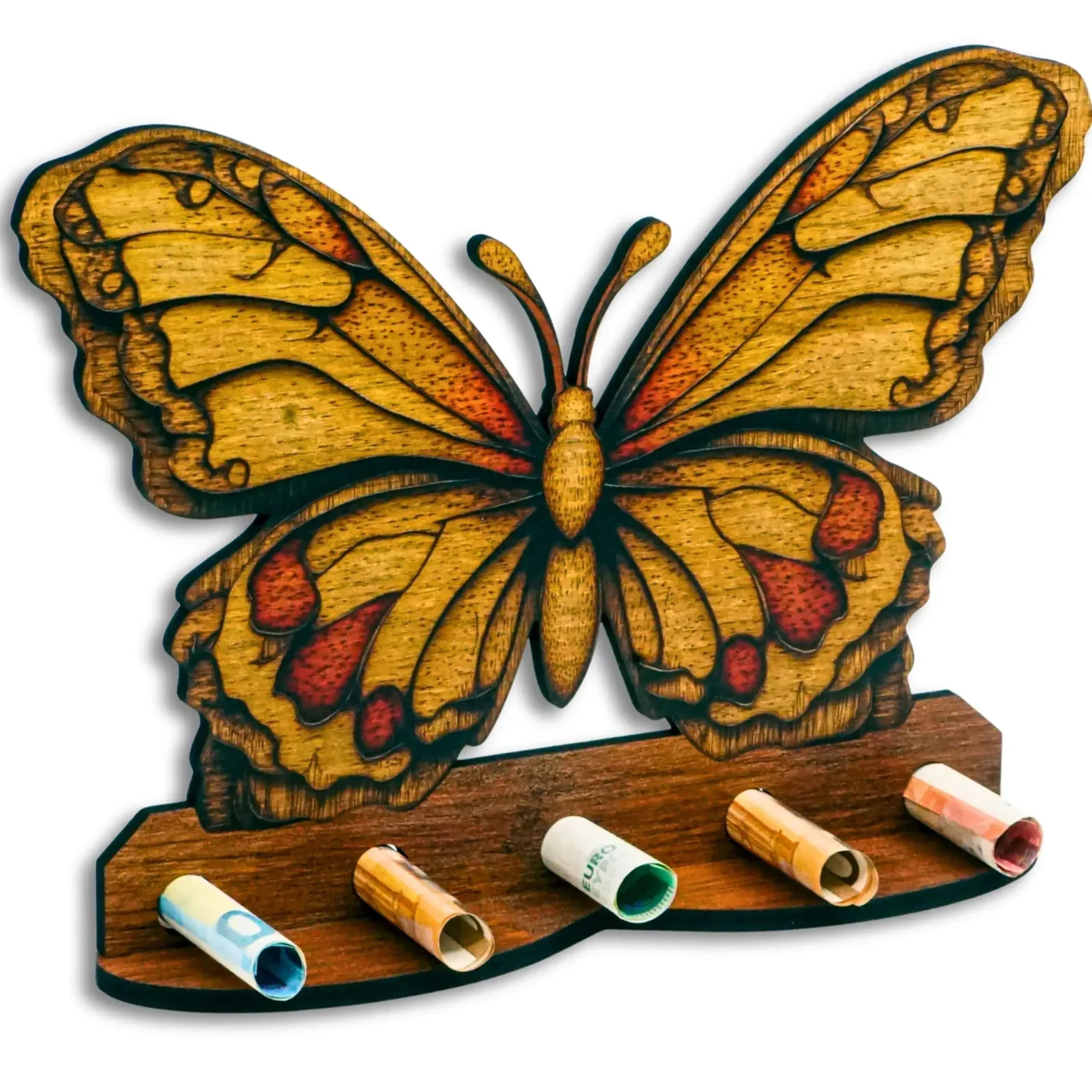 Schmetterling mit goldgelben und rotbraunen Flügelmustern in Holzoptik über einer Ablage mit gerollten Geldscheinen.