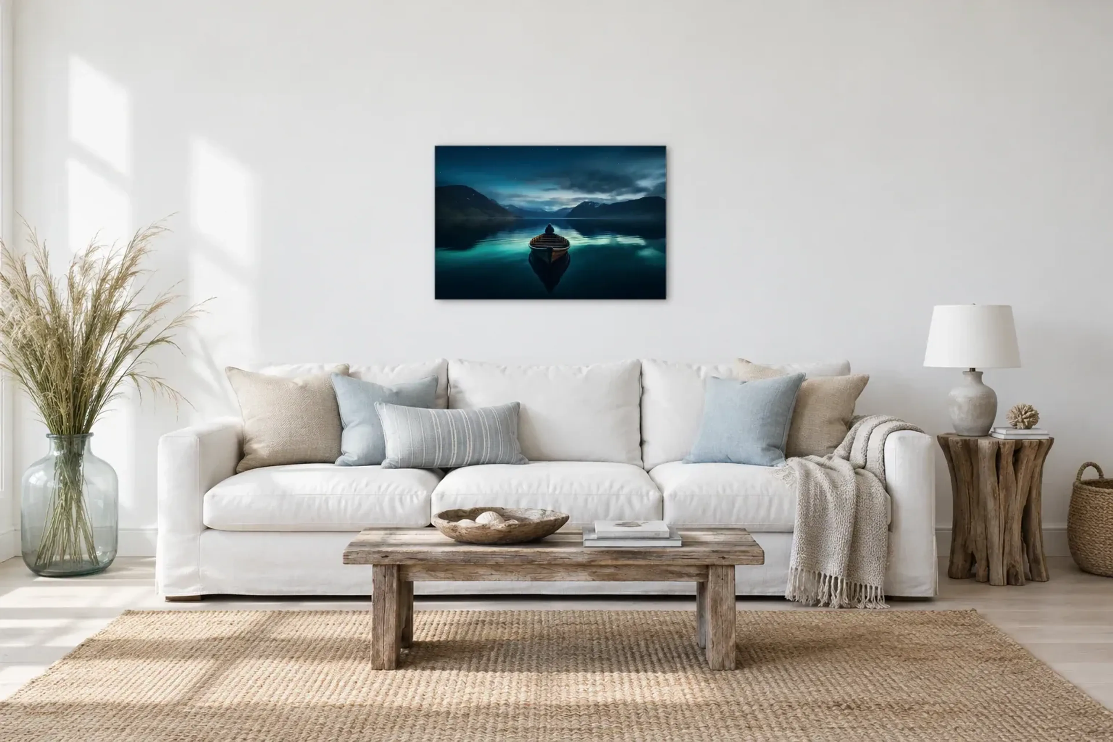 Boot auf stillem See als Wandbild über einem 220-cm-Sofa