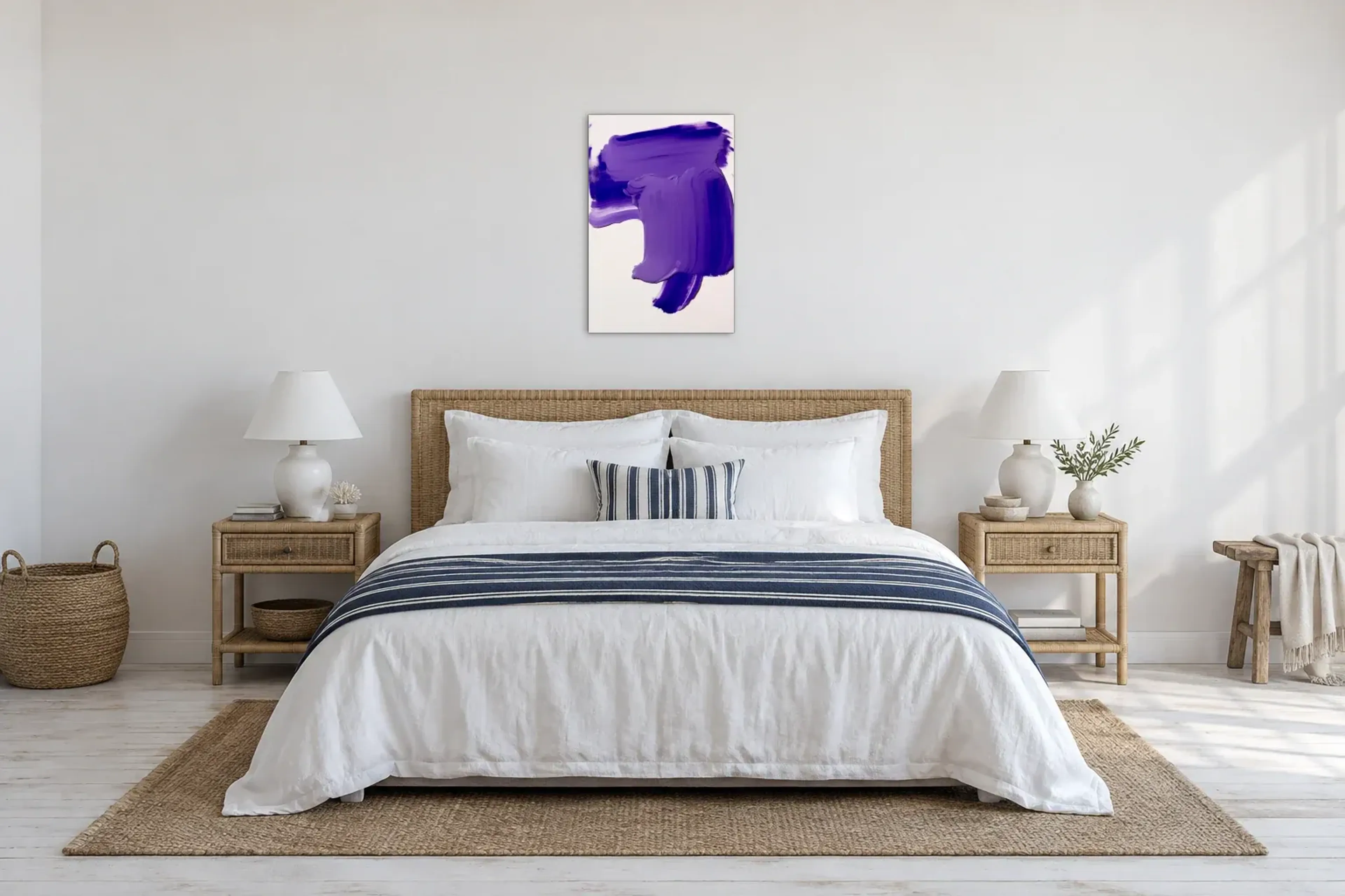 Violette Farbspuren als Wandbild über einem 180-cm-Bett