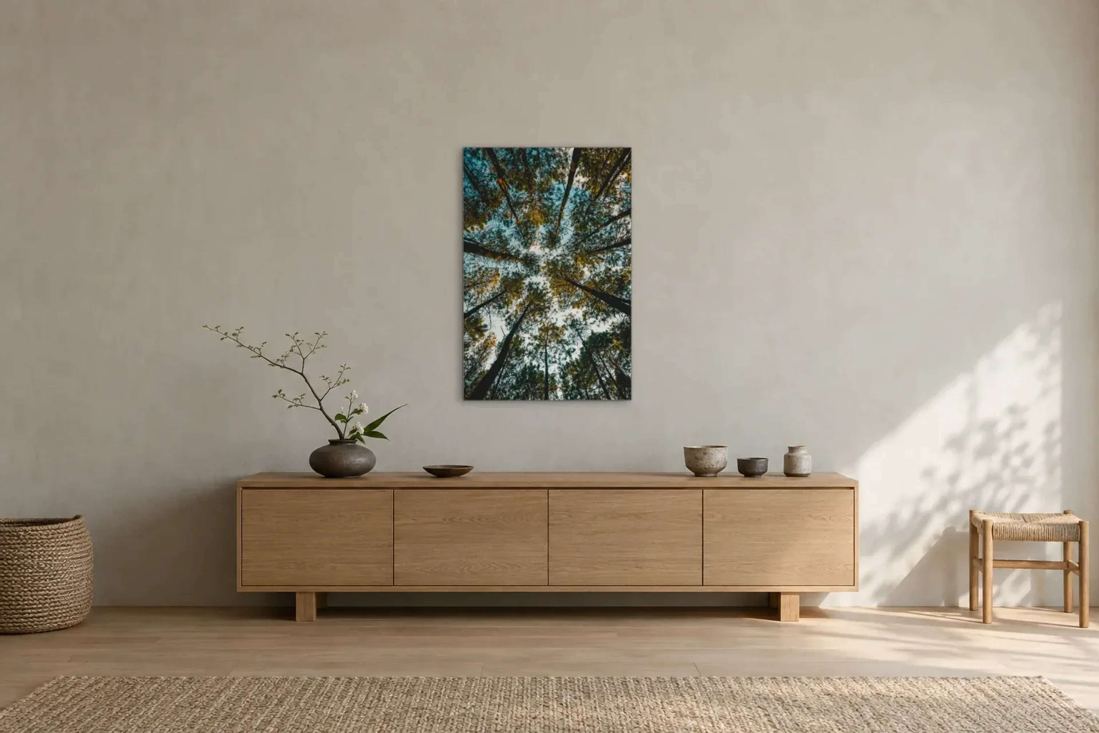 Bäume von unten als Wandbild über einem 180-cm-Sideboard