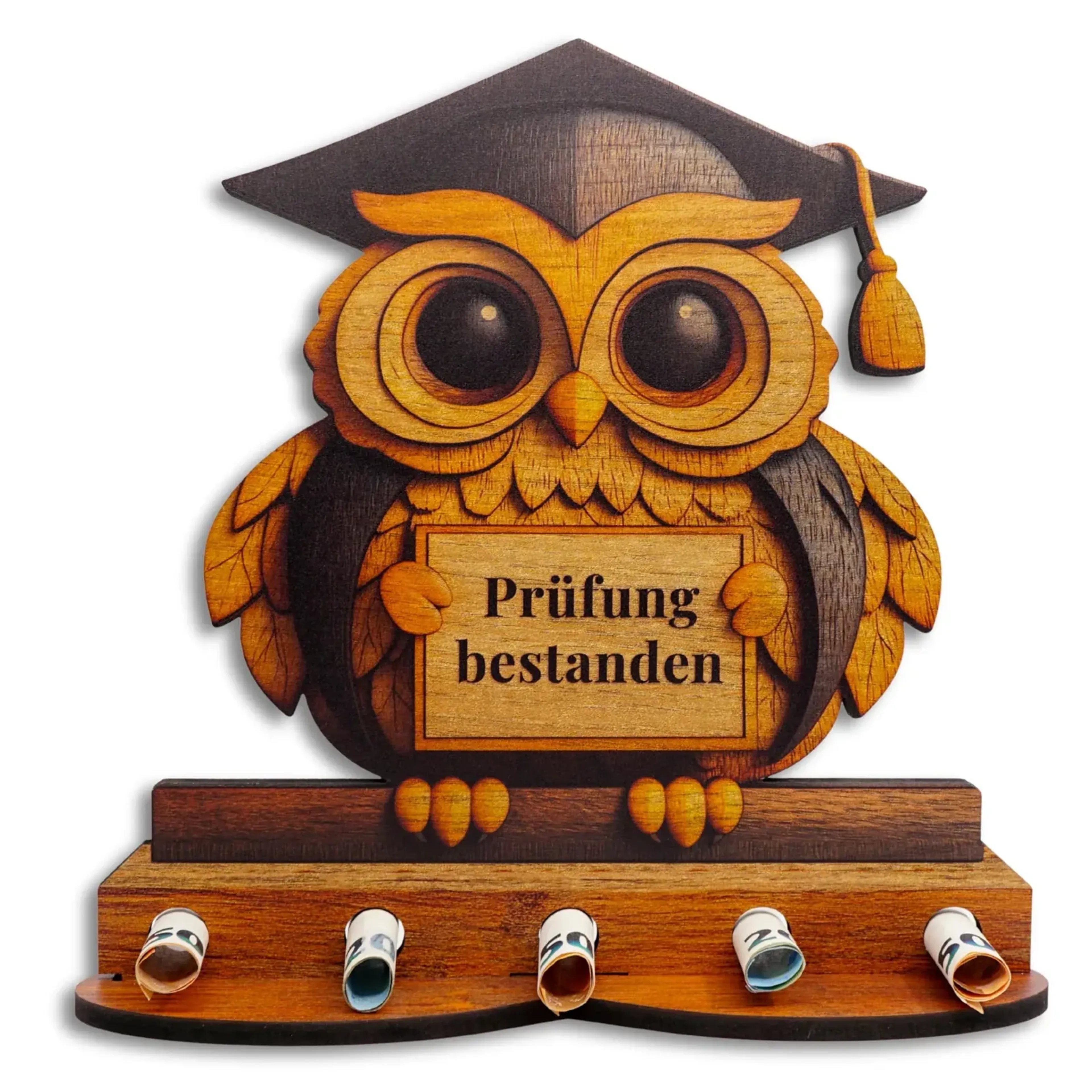 Eule mit Abschlusshut und dem Beispieltext „Prüfung bestanden“ auf einem Sockel mit fünf gerollten Geldscheinen.
