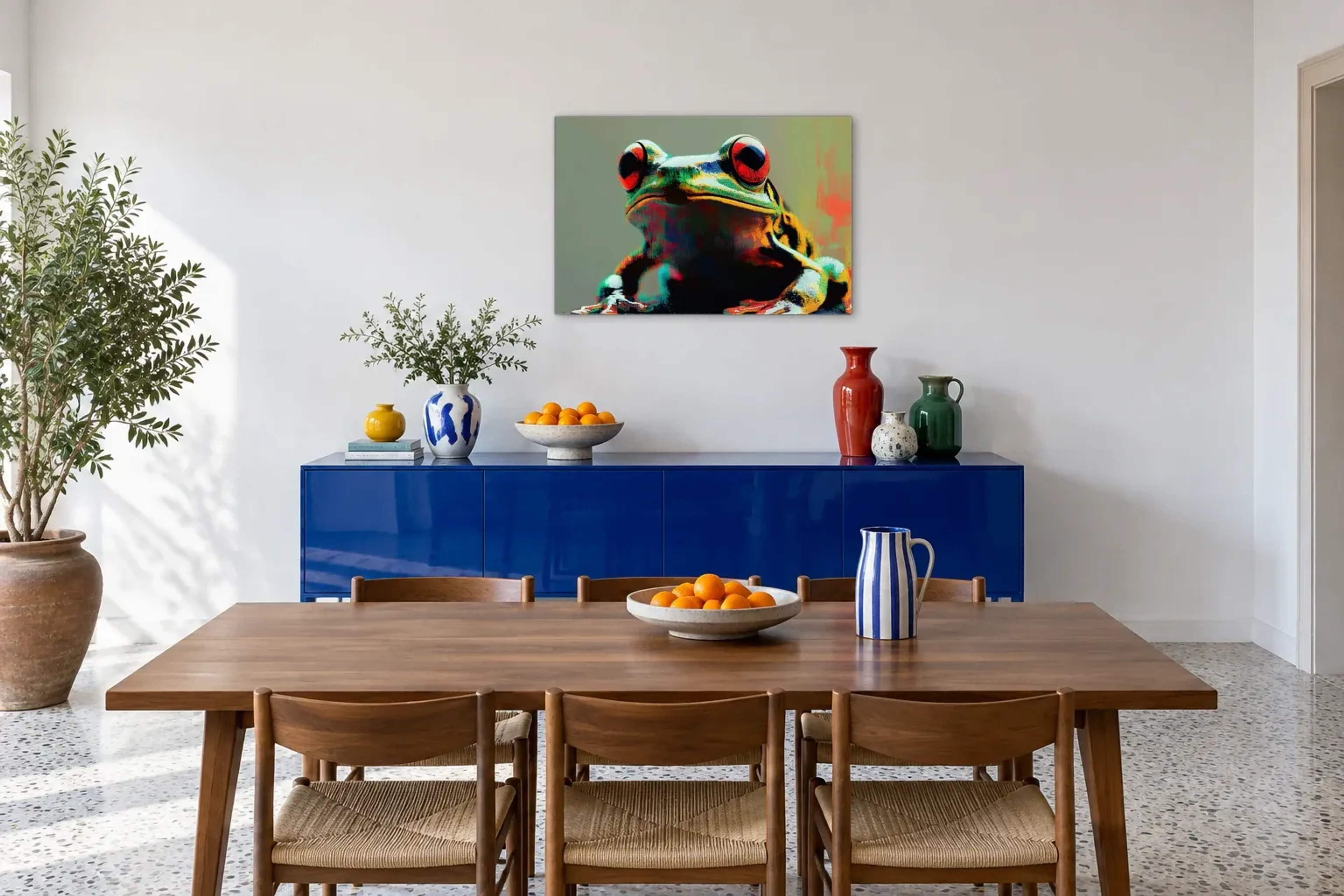Frosch ganz nah als Wandbild über einem 180-cm-Sideboard