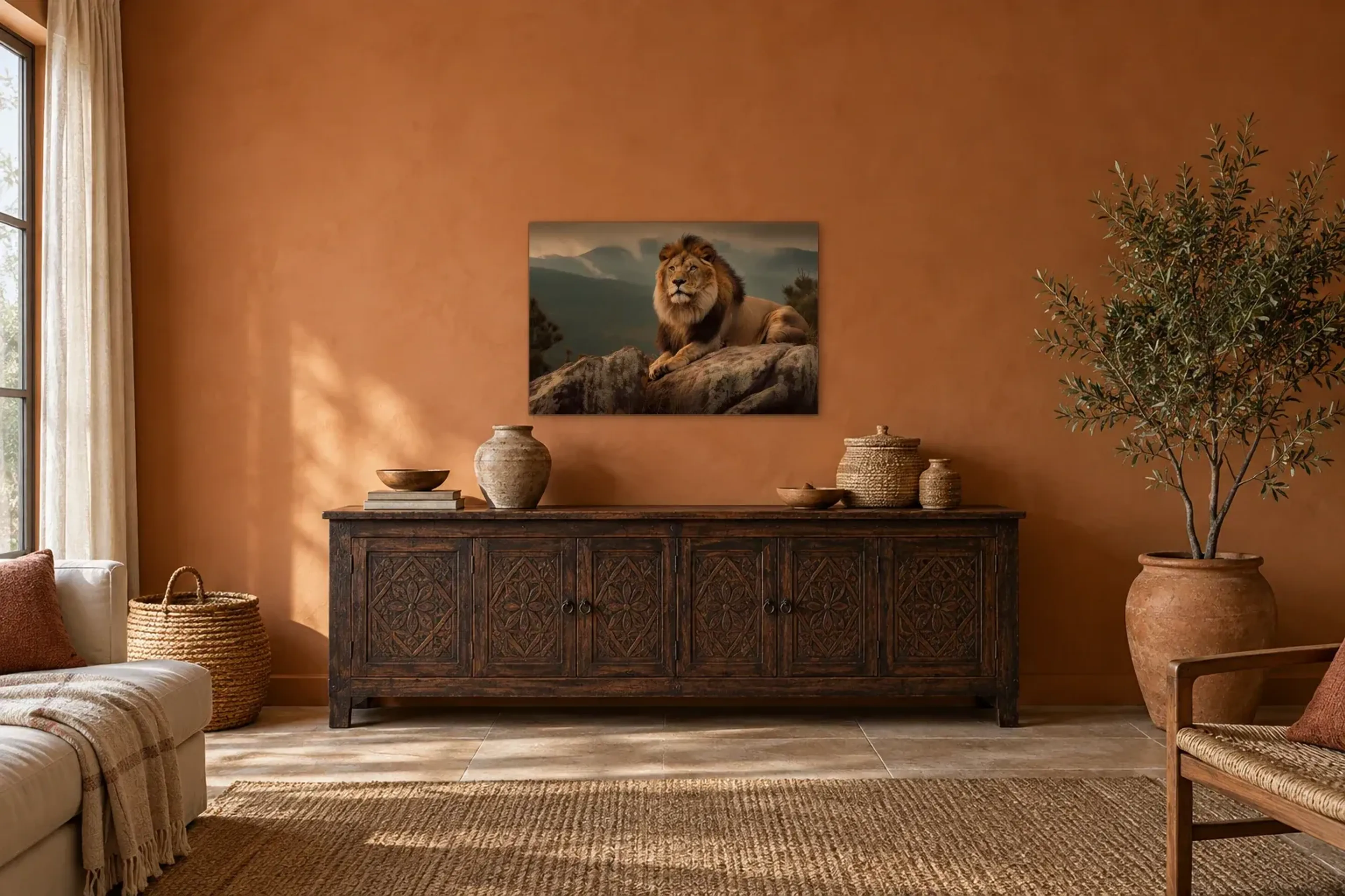Löwe auf Fels als Wandbild über einem 180-cm-Sideboard