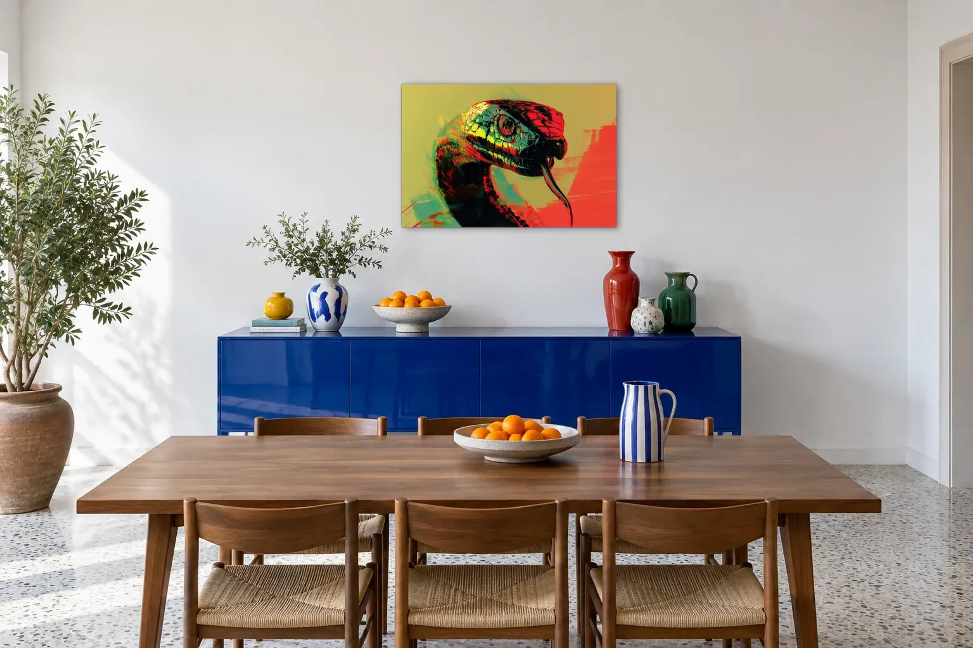Kobra in Leuchtfarben als Wandbild über einem 180-cm-Sideboard