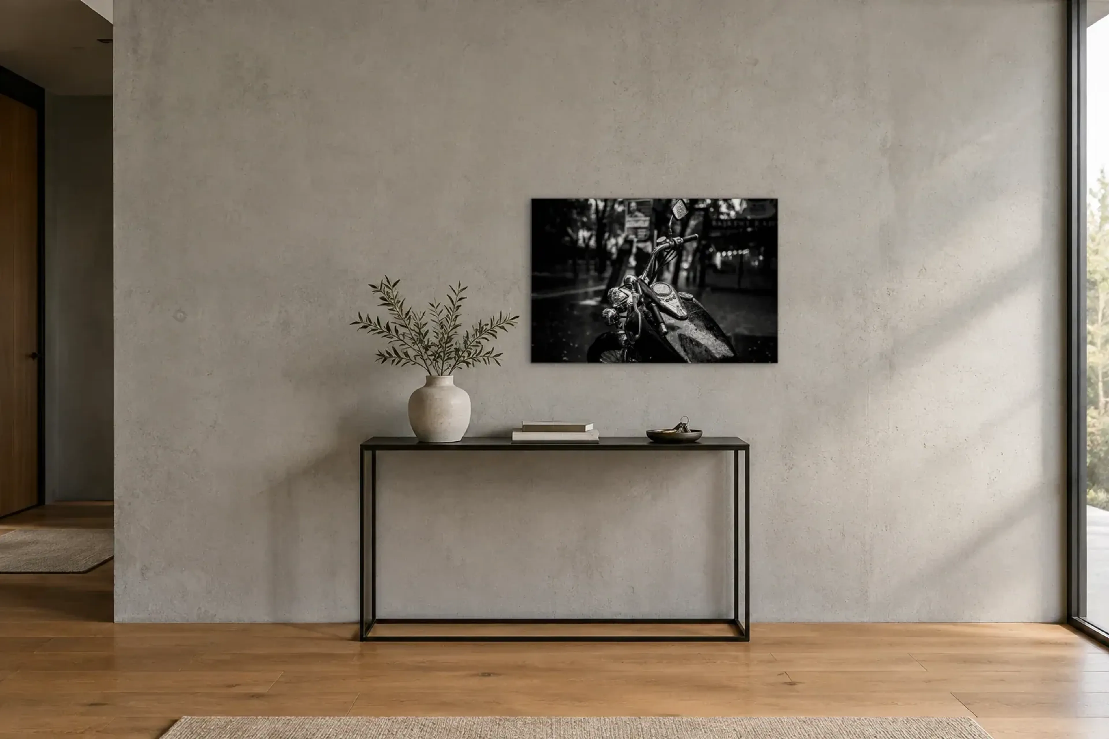 Motorrad in Schwarz-Weiß als Wandbild über einer 120-cm-Konsole