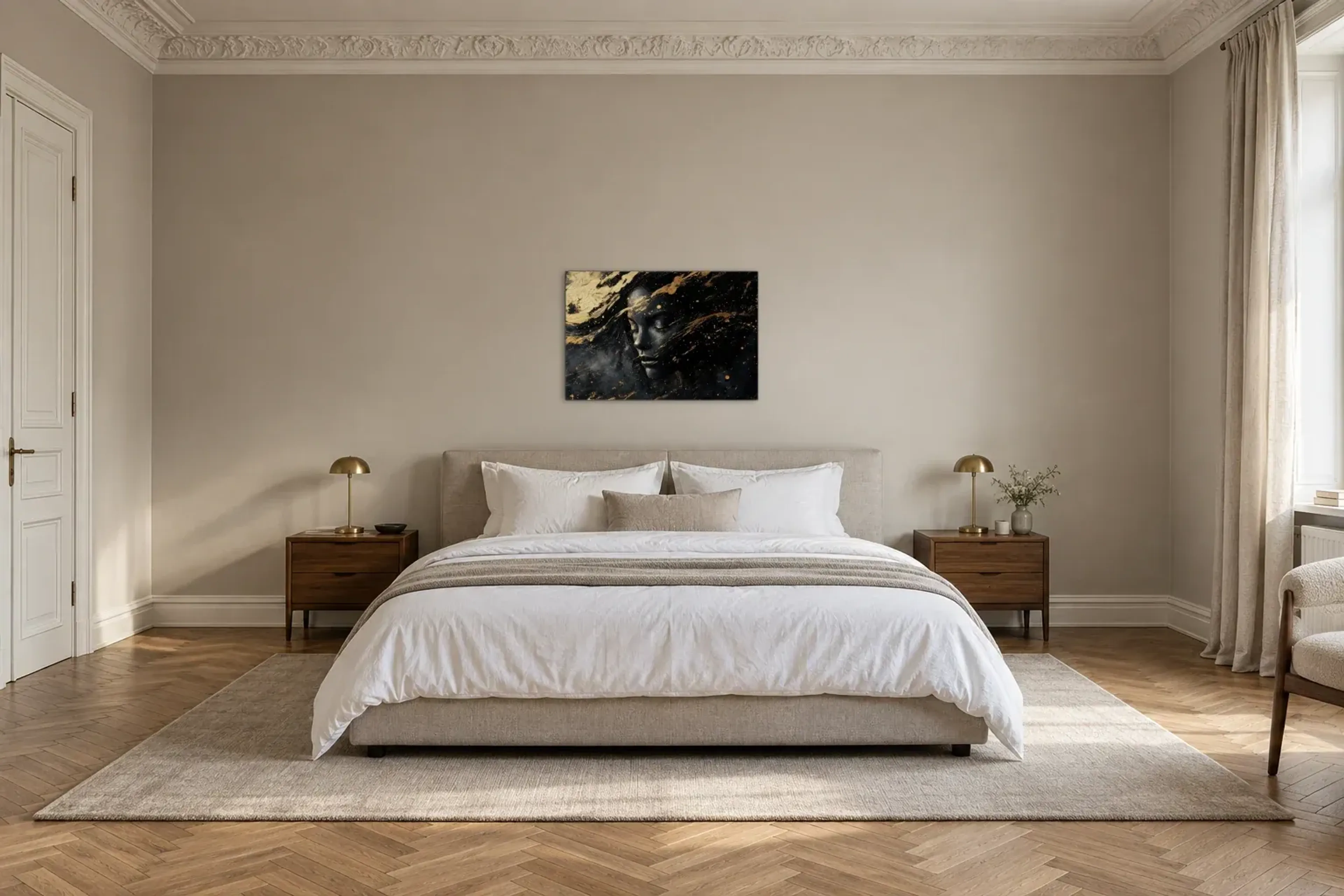 Porträt in Schwarzgold als Wandbild über einem 180-cm-Bett