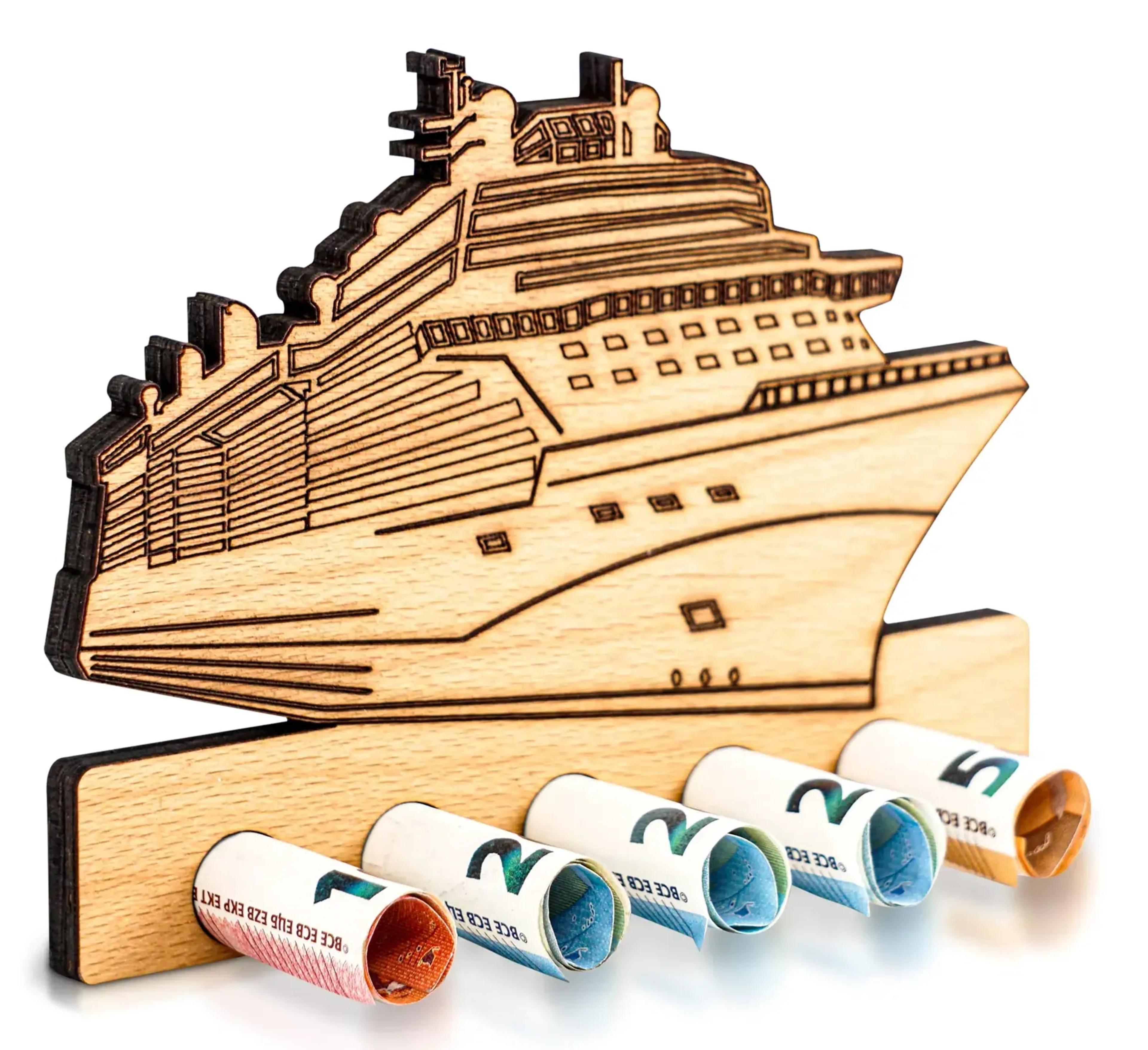 Kreuzfahrtschiff aus hellem Holz mit vielen Decks und Fensterreihen über einer Leiste mit gerollten Geldscheinen.