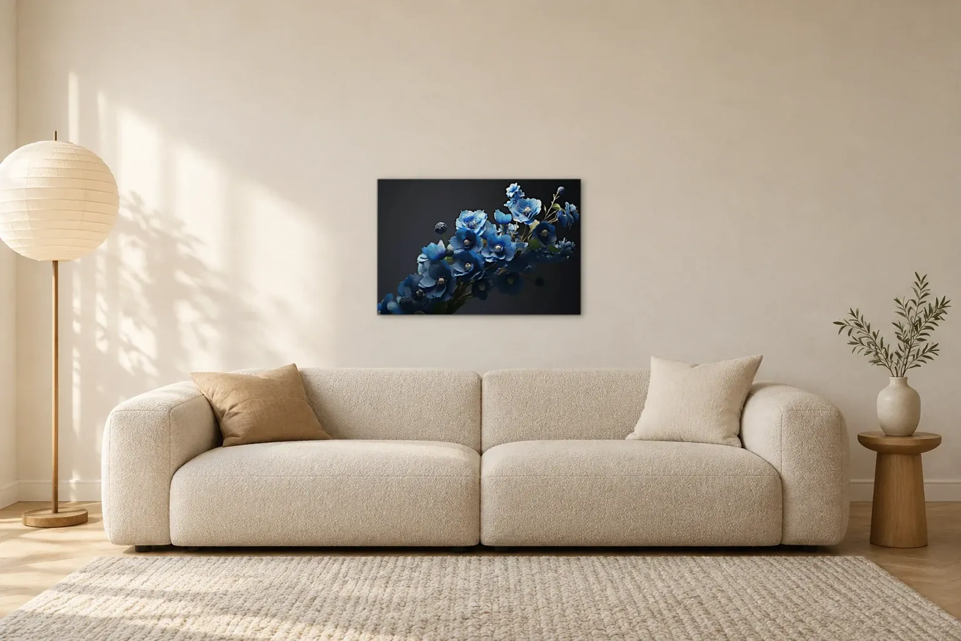 Blauer Blütenzweig als Wandbild über einem 230-cm-Sofa