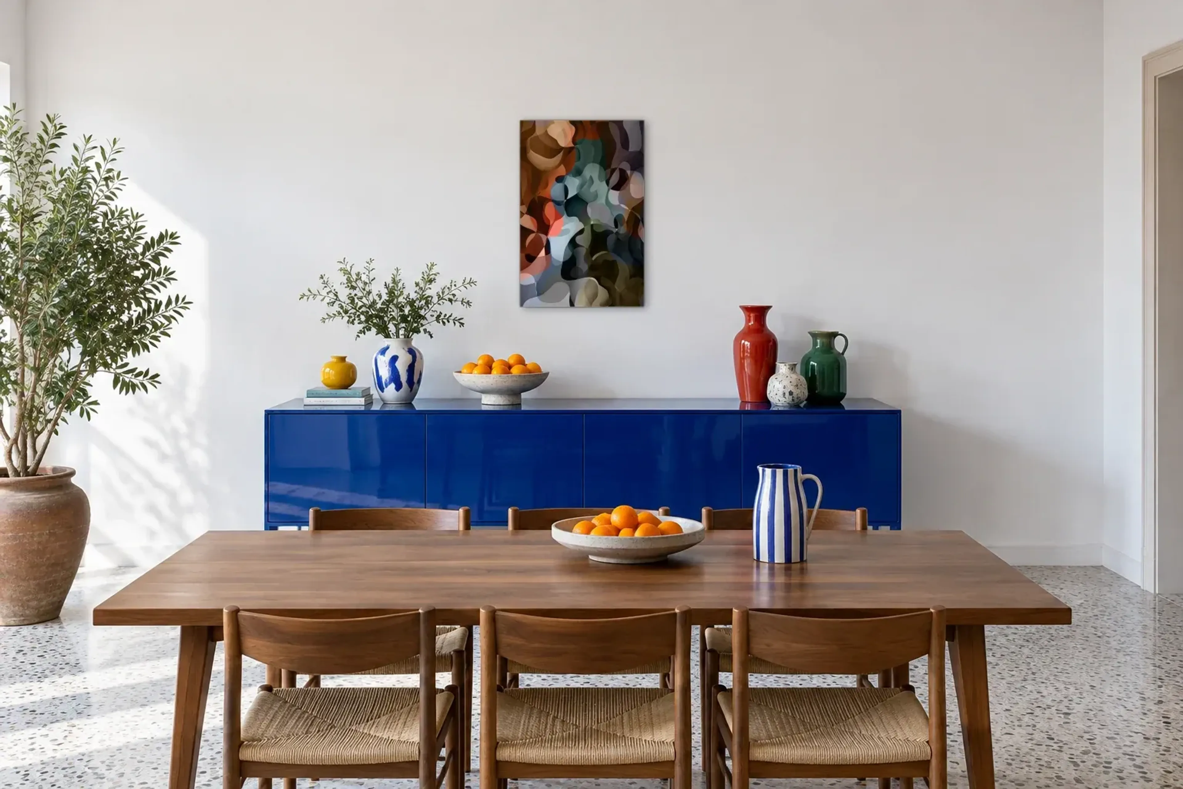 Fließende Farbformen als Wandbild über einem 180-cm-Sideboard