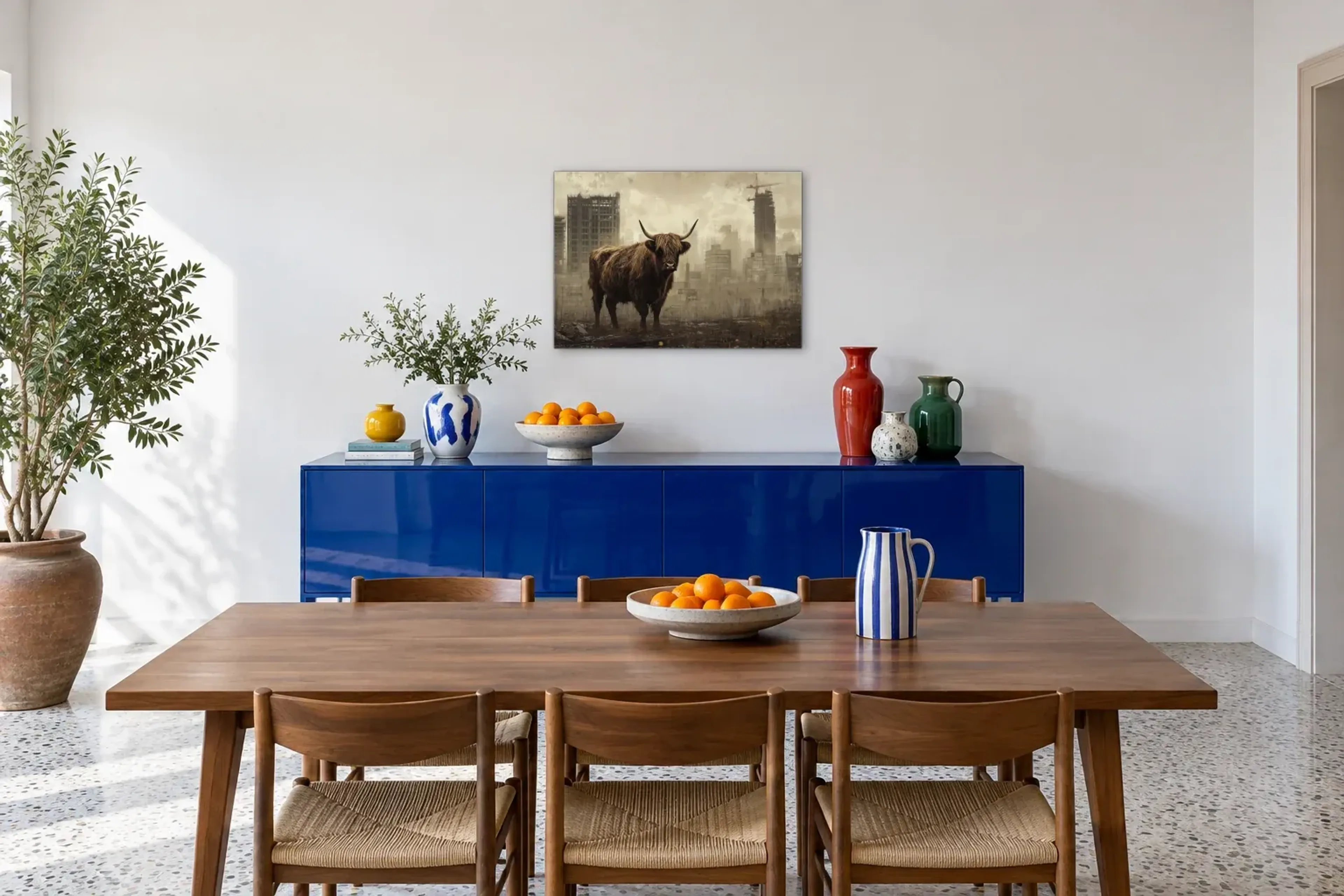 Hochlandrind zwischen Hochhäusern als Wandbild über einem 180-cm-Sideboard