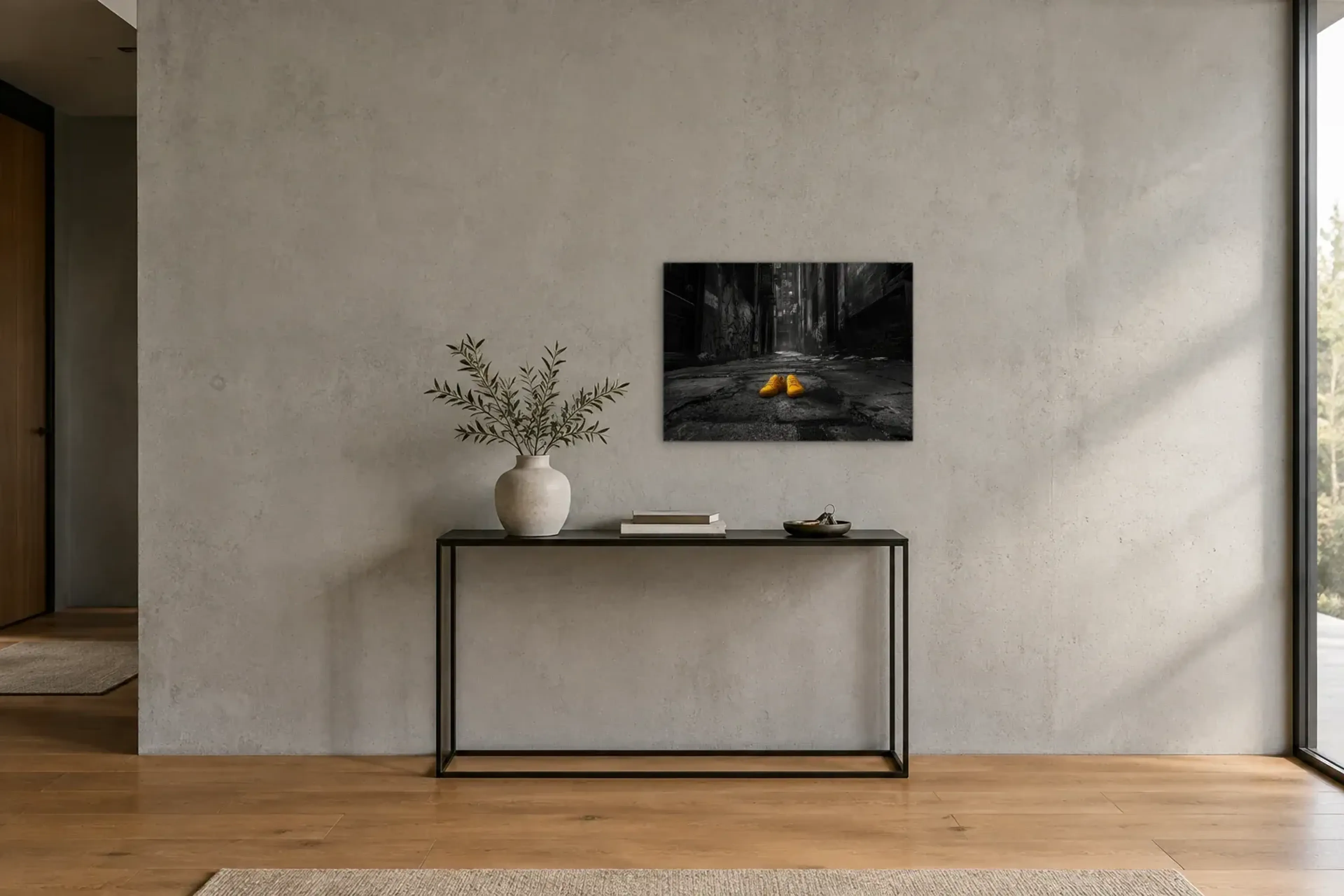 Gelbe Sneaker in der Gasse als Wandbild über einer 120-cm-Konsole