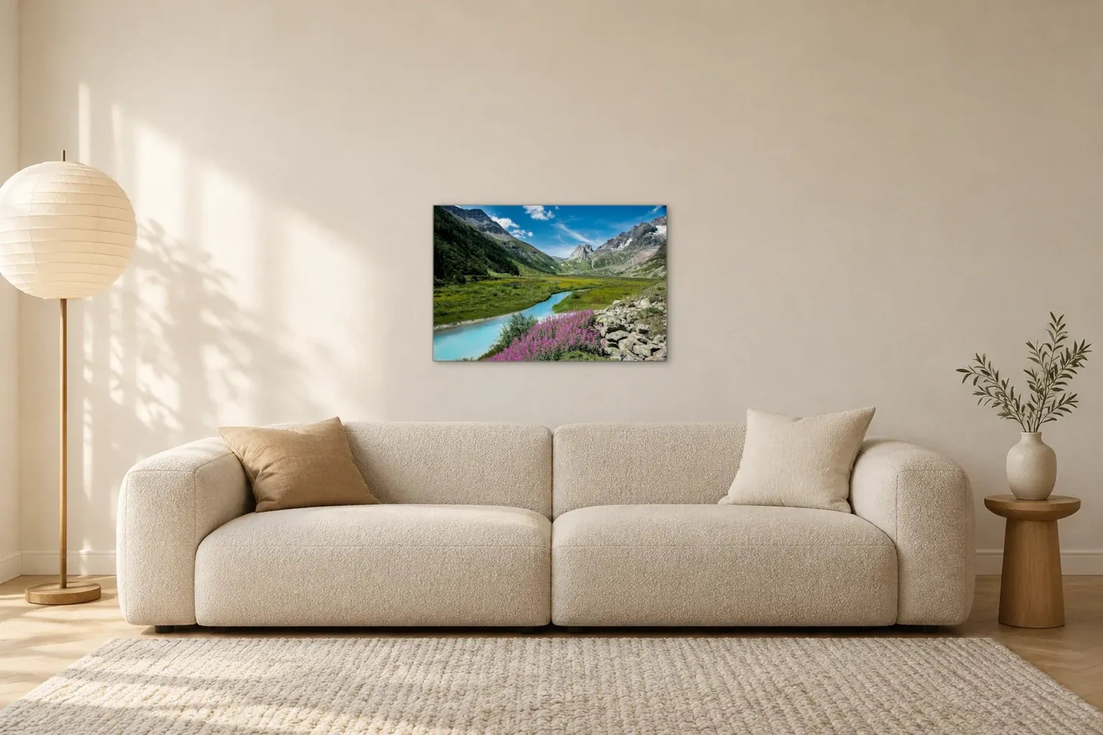 Türkiser Fluss im Bergtal als Wandbild über einem 230-cm-Sofa