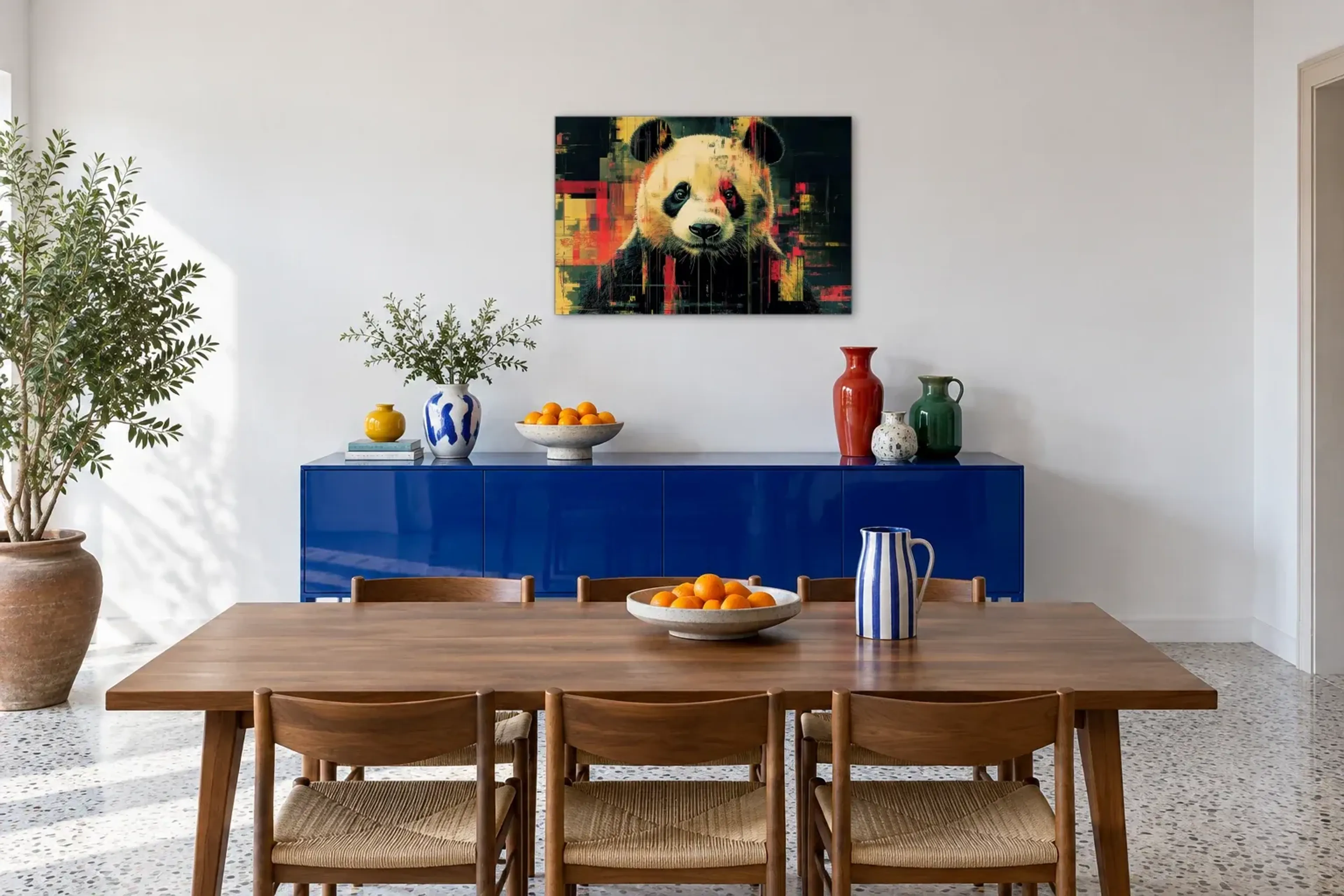 Panda im Farbgeflecht als Wandbild über einem 180-cm-Sideboard