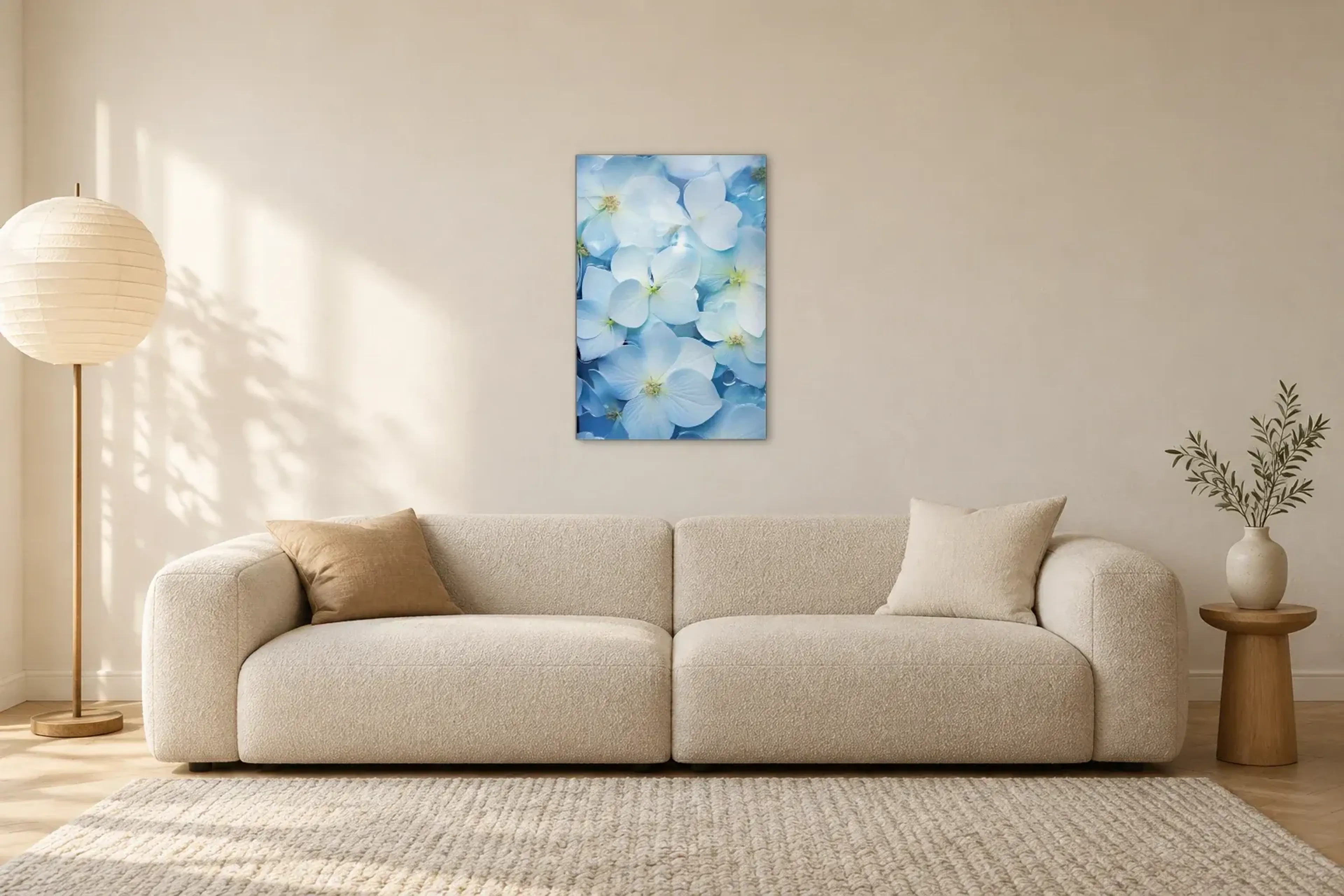 Blüten hellblau als Wandbild über einem 230-cm-Sofa