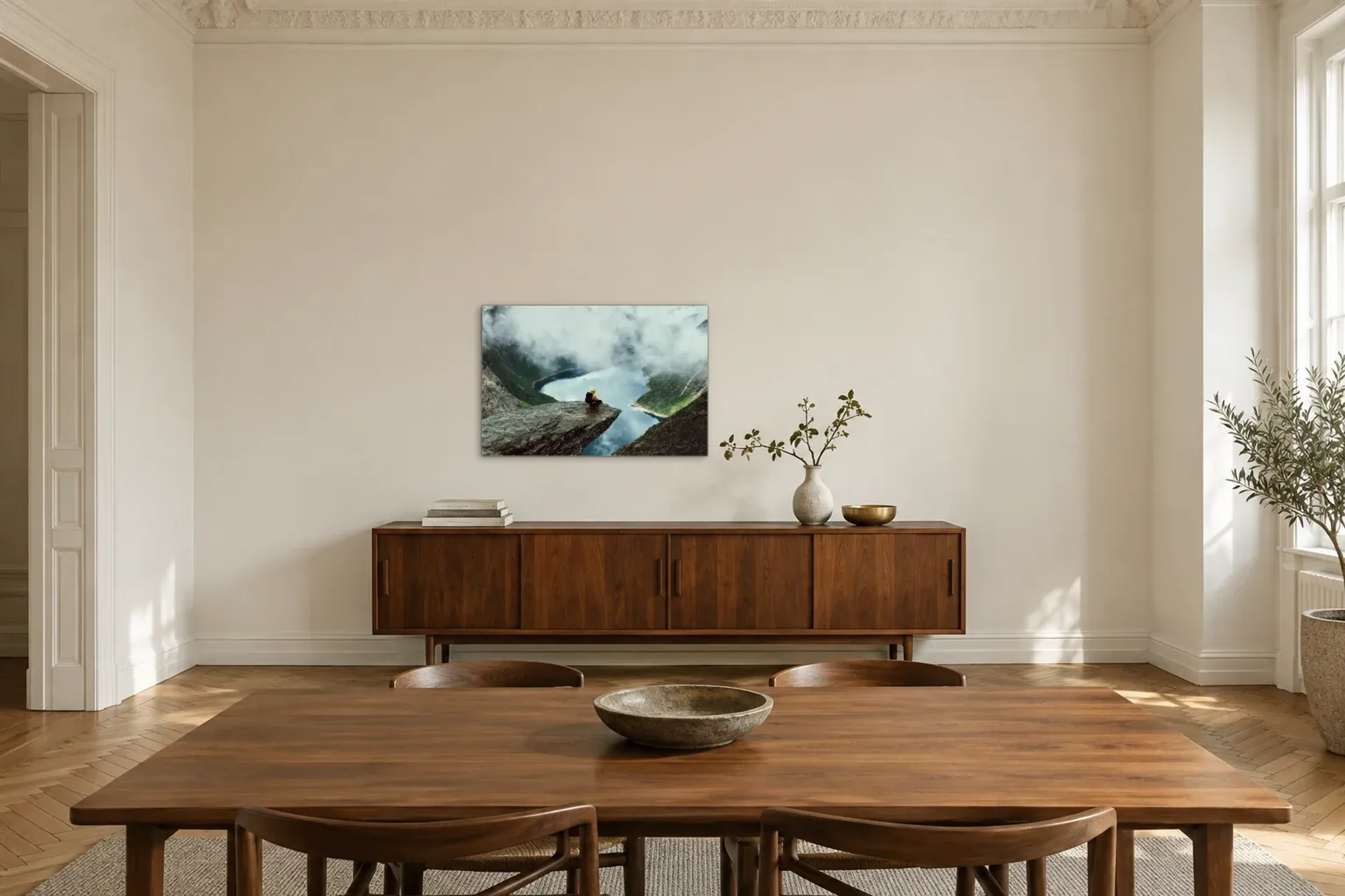 Ausblick im Nebel als Wandbild über einem 200-cm-Sideboard