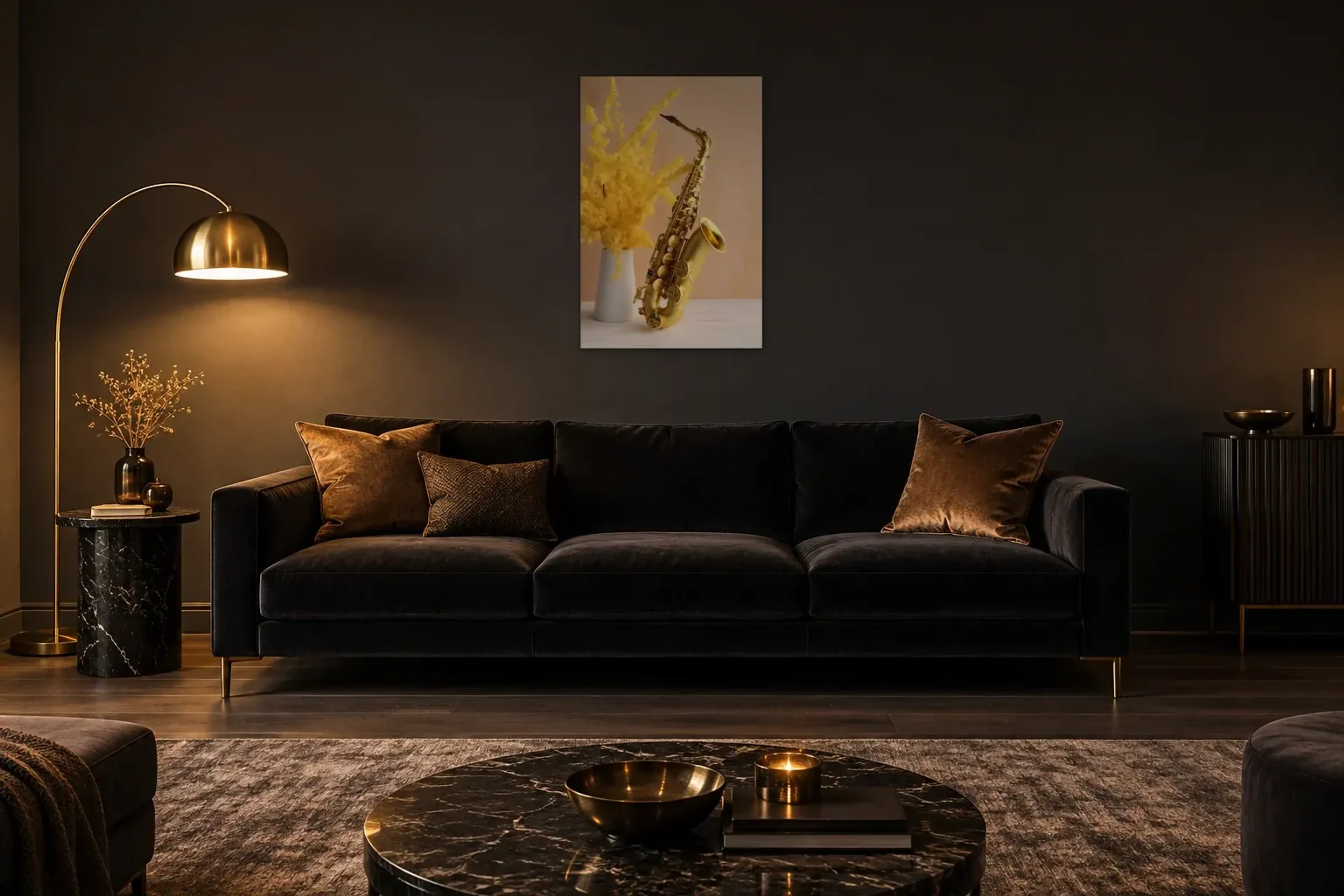 Saxophon in Gold als Wandbild über einem 220-cm-Sofa