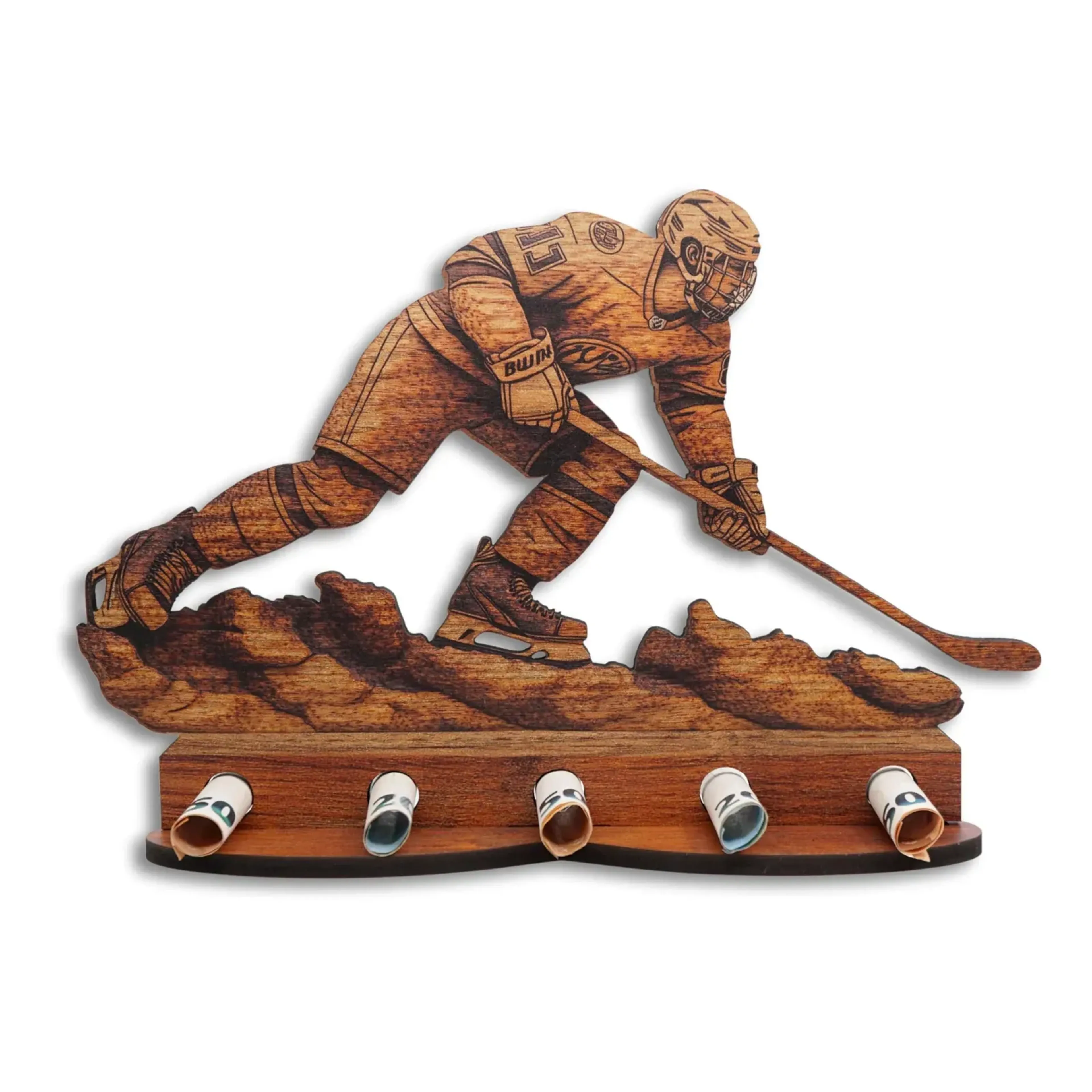 Eishockeyspieler mit Helm und Schläger in vorgebeugter Haltung auf einem Sockel mit fünf gerollten Geldscheinen.