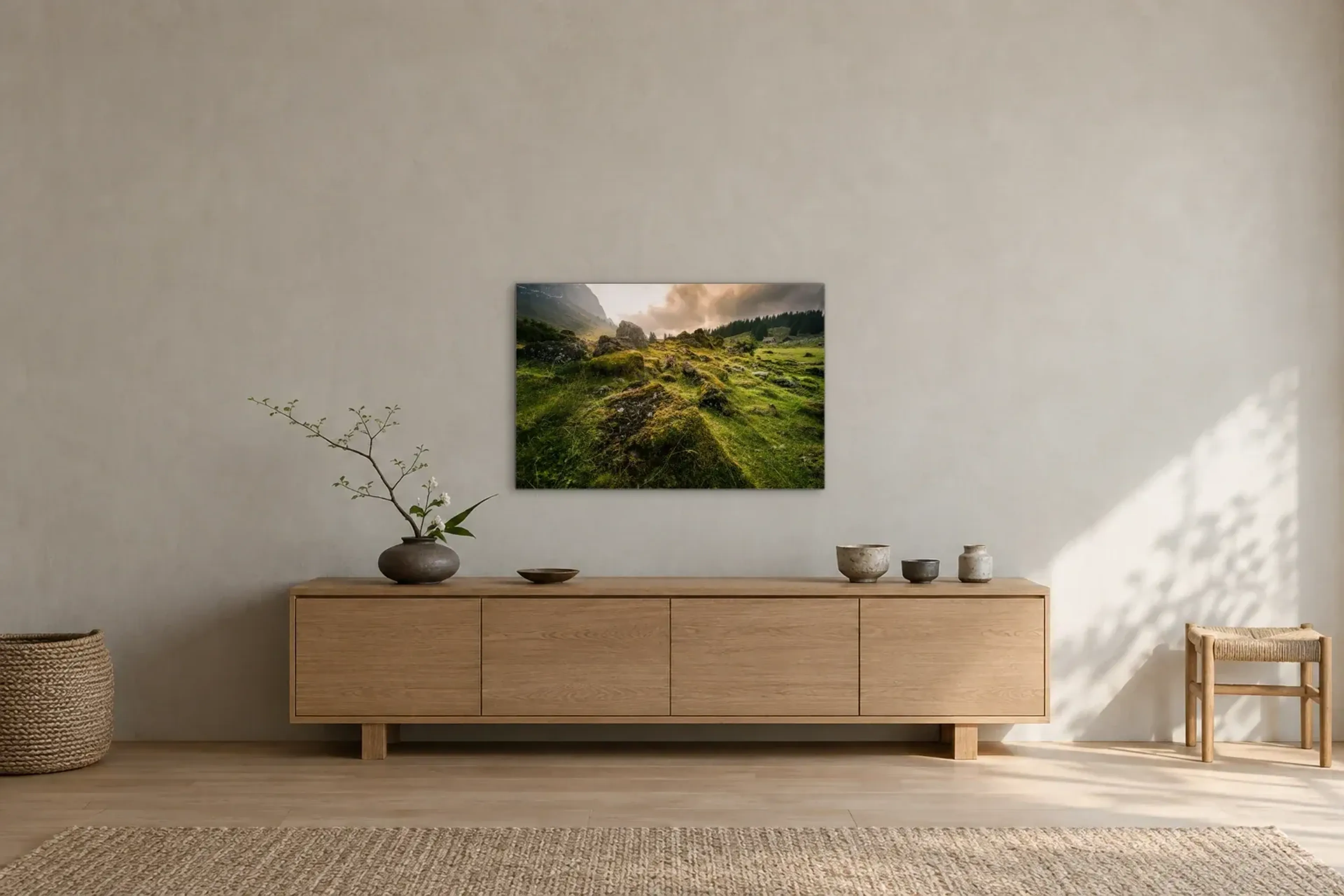 Moosfelsen im Bergtal als Wandbild über einem 180-cm-Sideboard