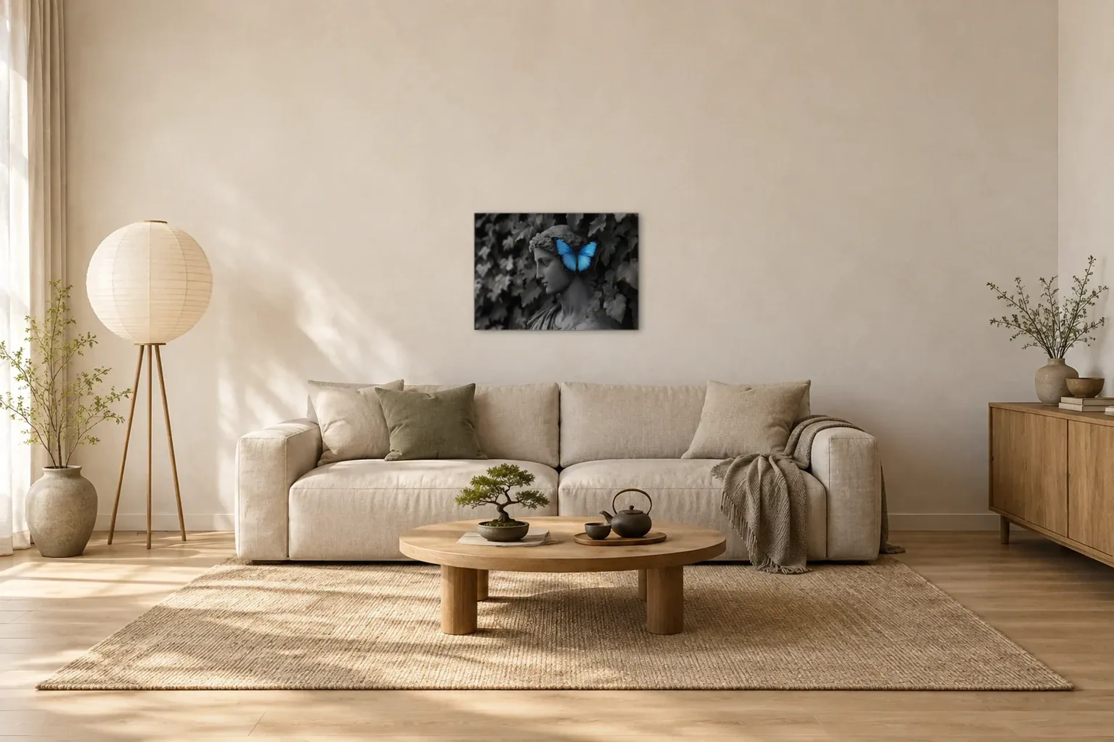 Statue mit blauem Schmetterling als Wandbild über einem 220-cm-Sofa