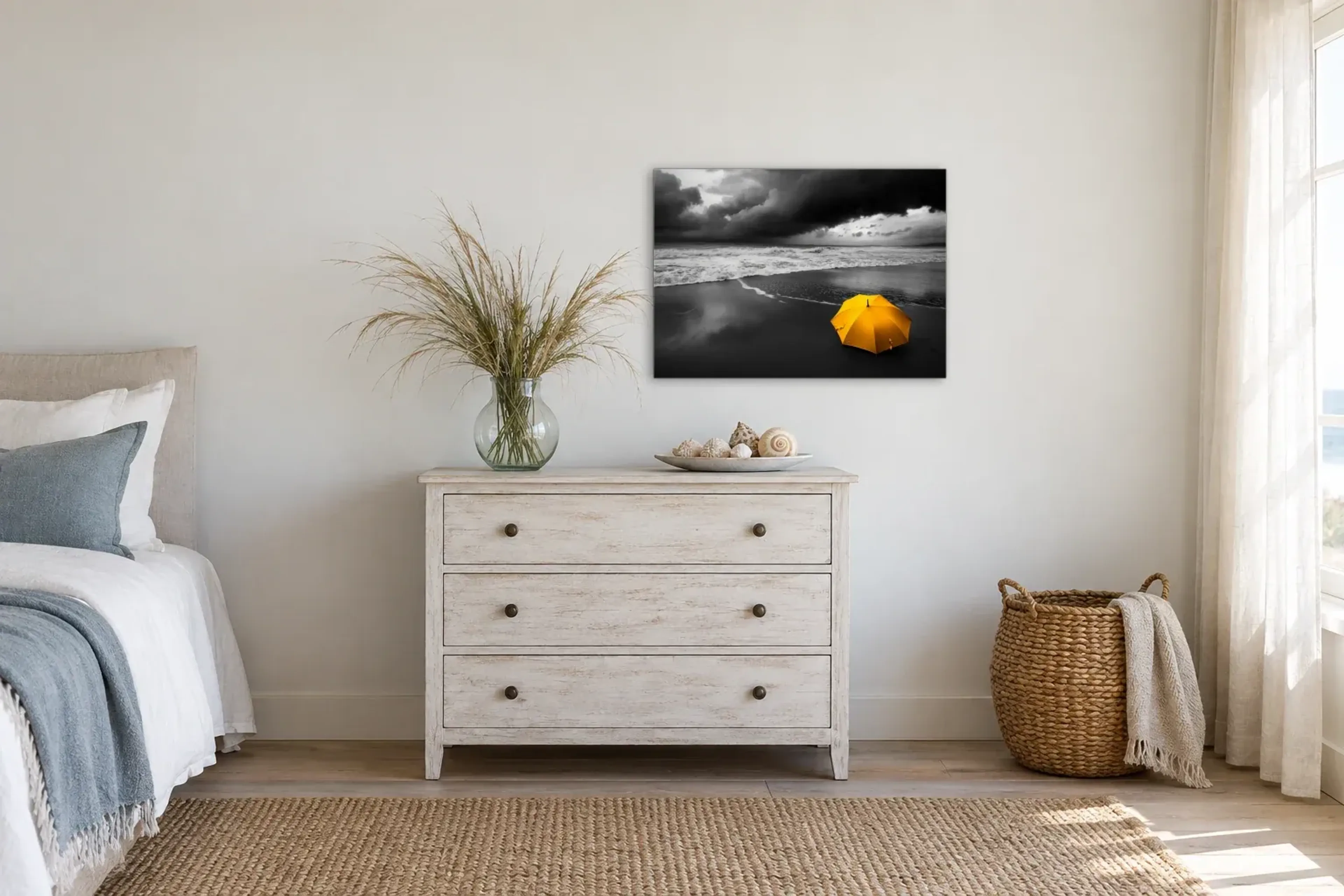 Gelber Schirm am Meer als Wandbild über einer 90-cm-Kommode