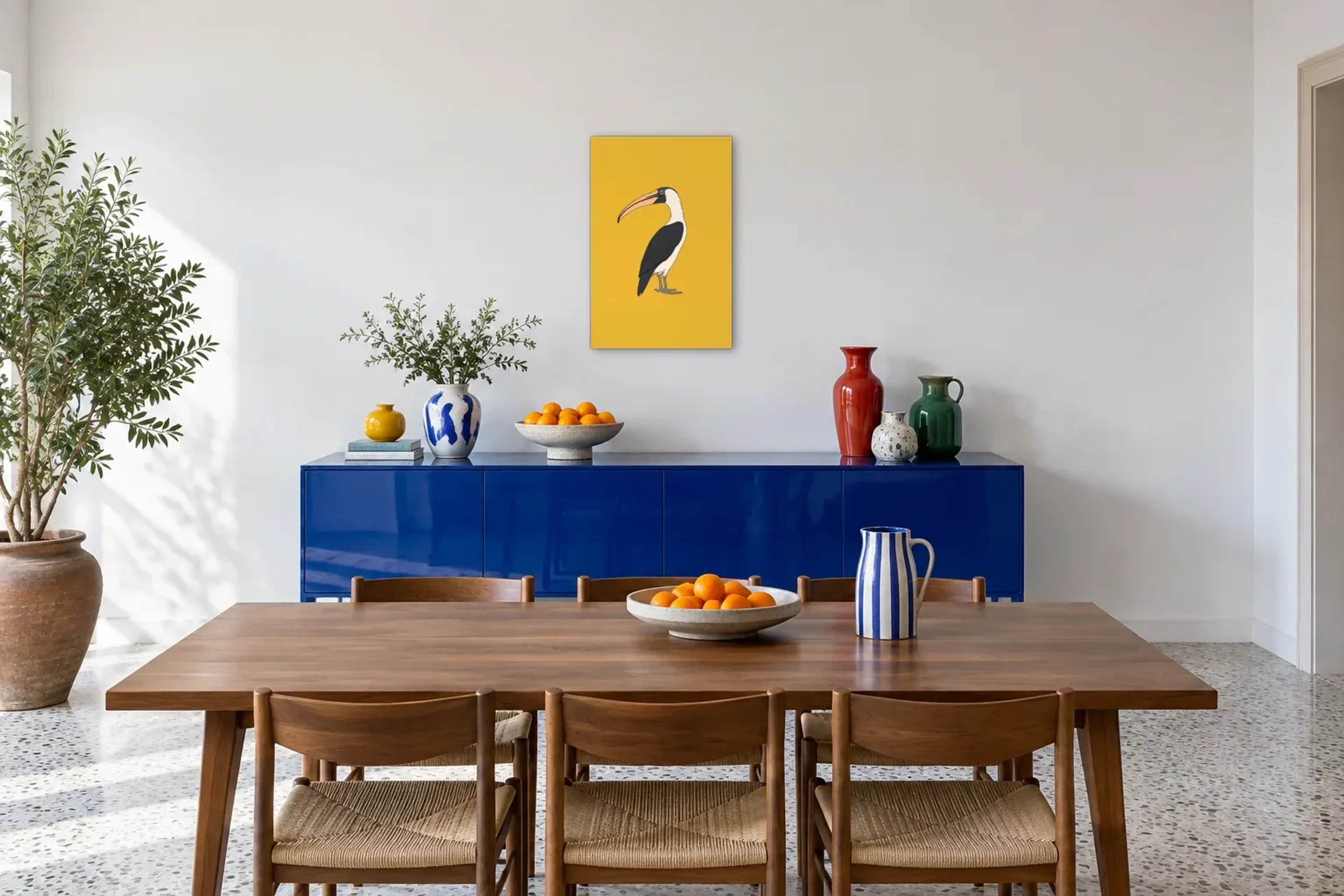 Vogel auf Gelb als Wandbild über einem 180-cm-Sideboard