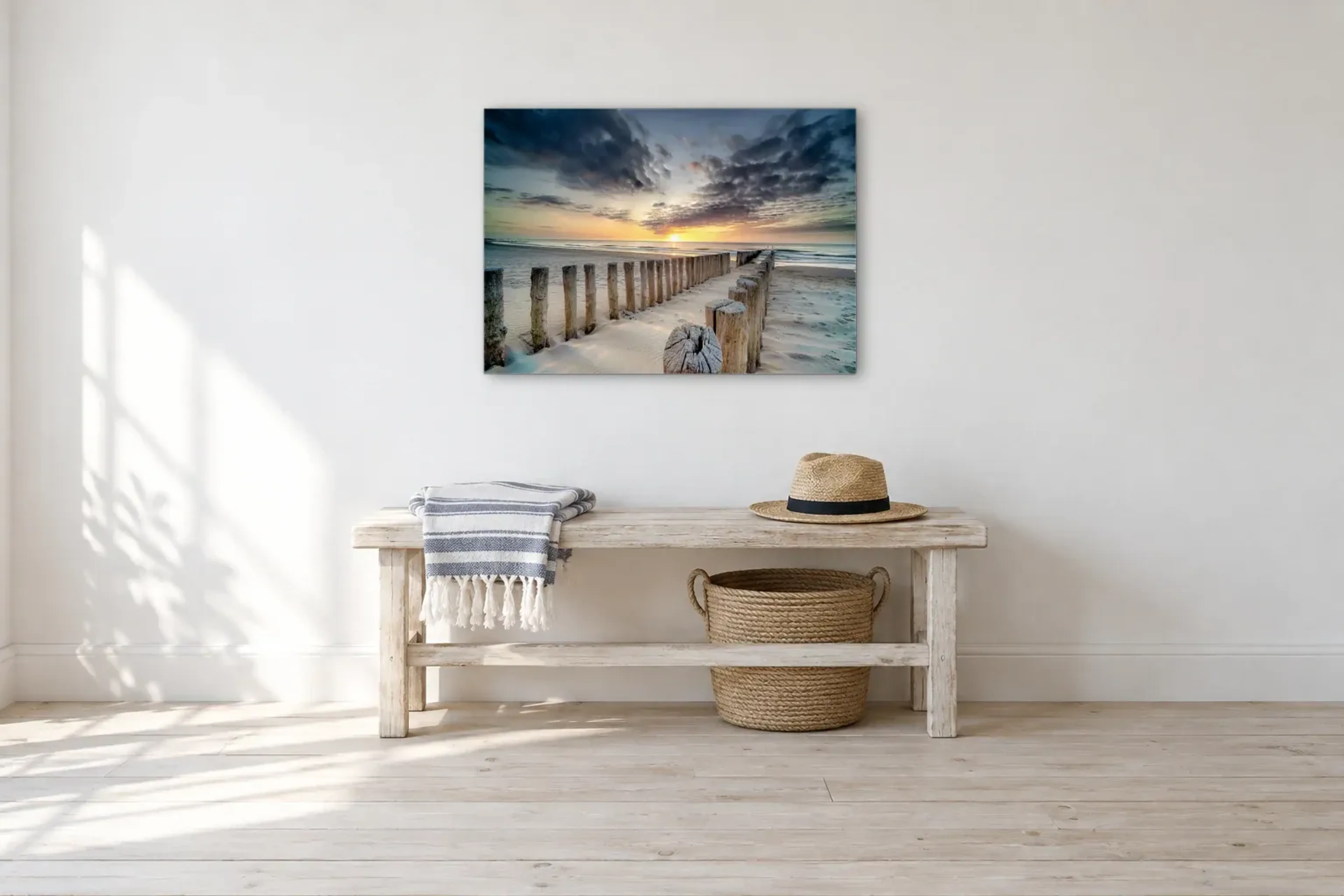 Holzpfähle am Meer als Wandbild über einer 100-cm-Bank
