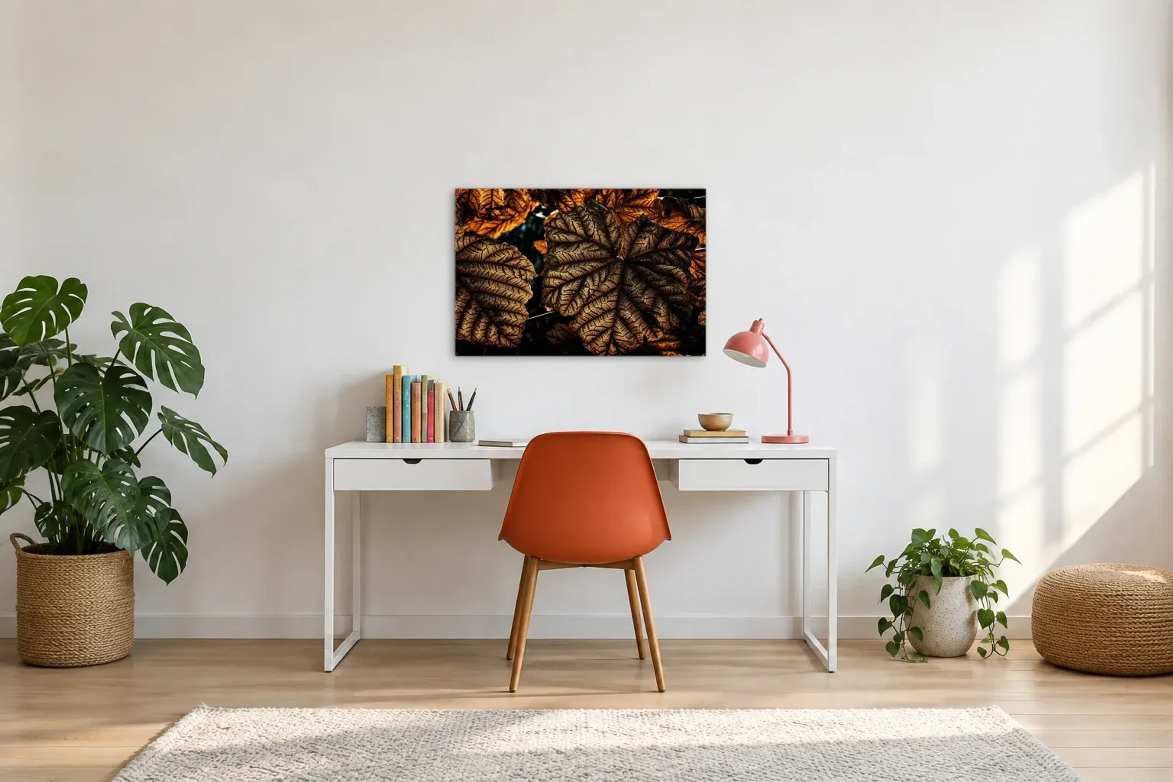 Blätter im Gegenlicht als Wandbild über einem 140-cm-Schreibtisch