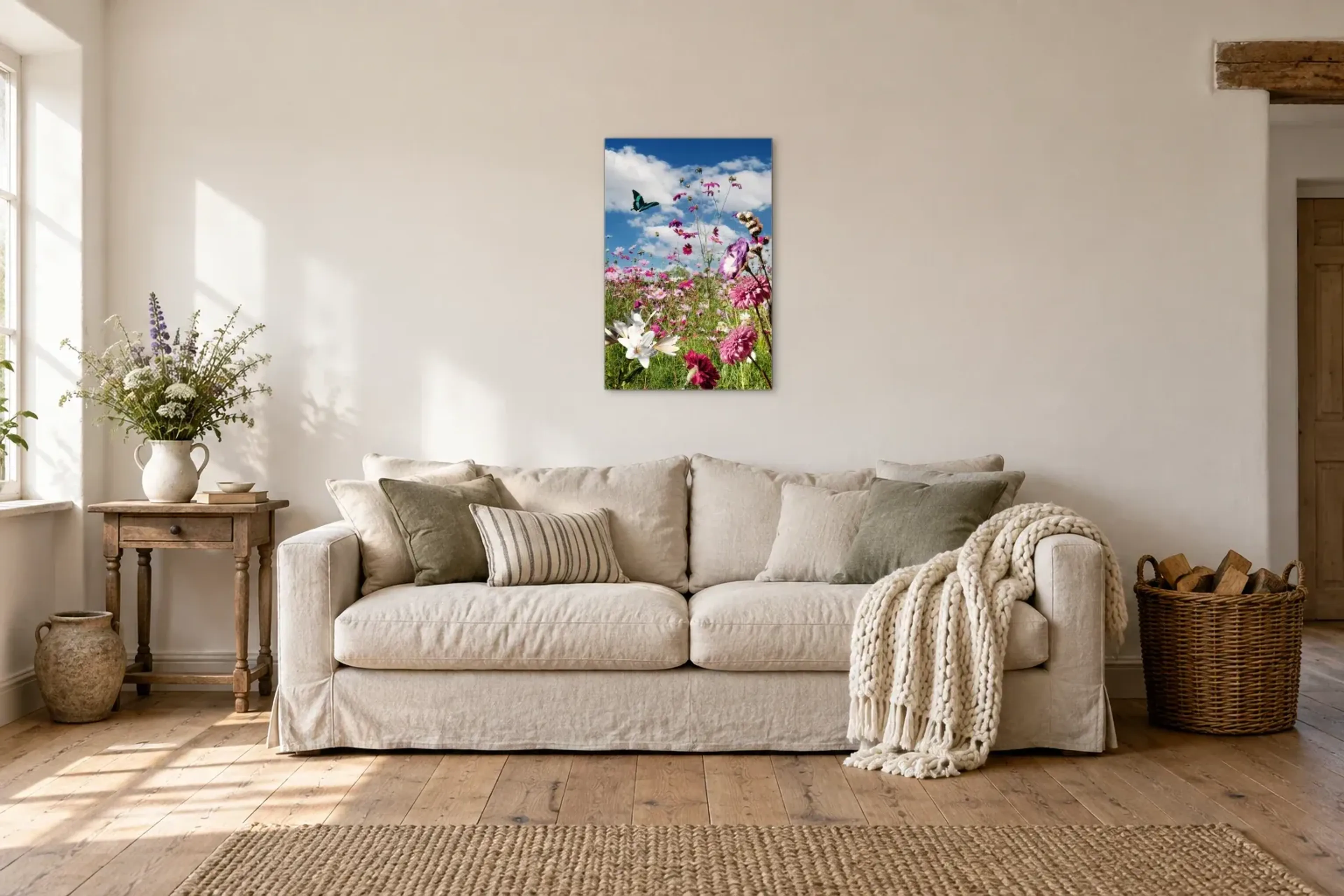 Blumenwiese mit Schmetterling als Wandbild über einem 220-cm-Sofa