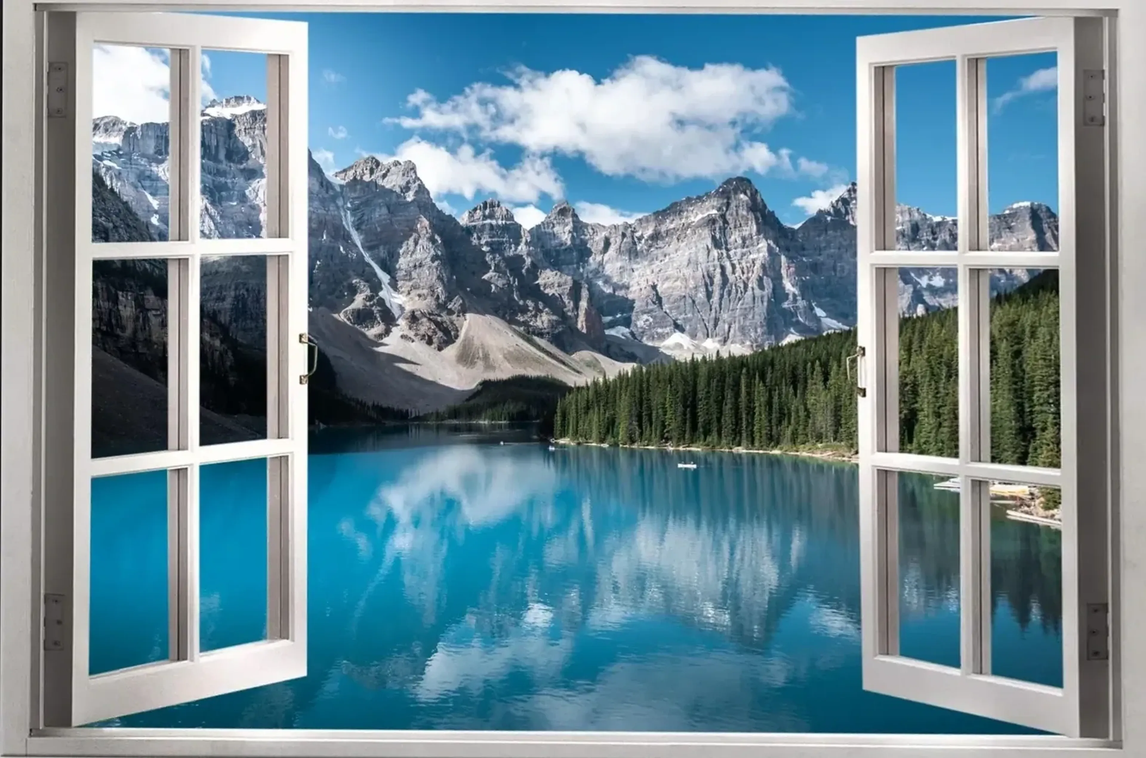 Offene weiße Fensterflügel rahmen einen türkisblauen See mit Nadelwald und schroffen Bergen.