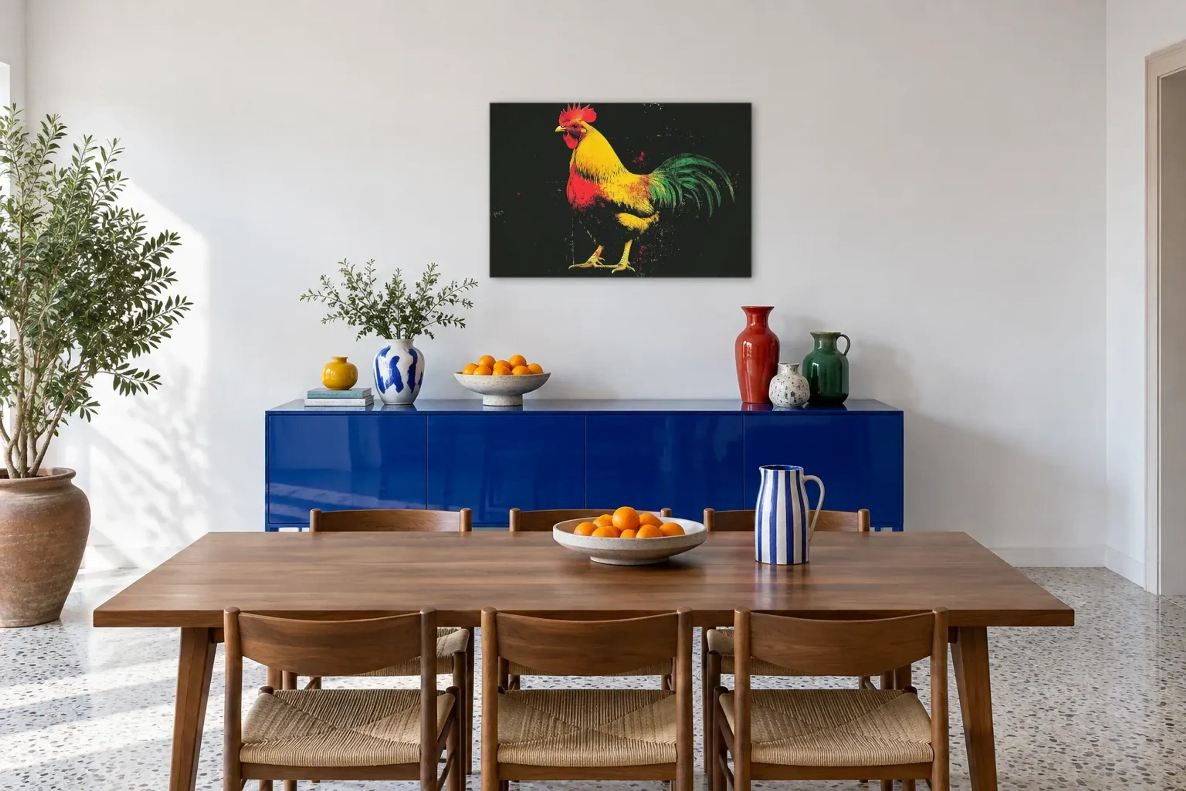 Hahn mit grünem Schwanz als Wandbild über einem 180-cm-Sideboard