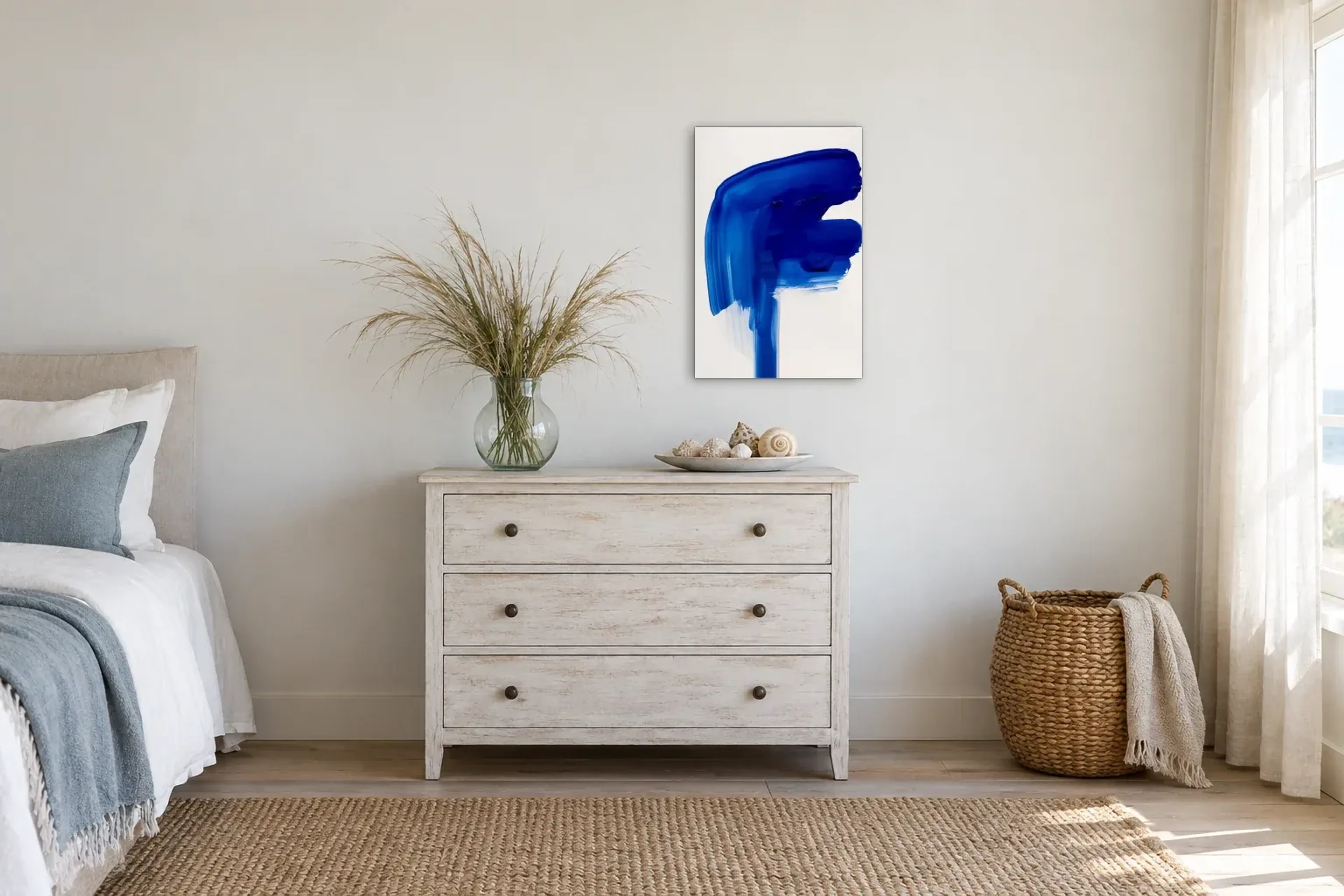 Blauer Farbschwung als Wandbild über einer 90-cm-Kommode