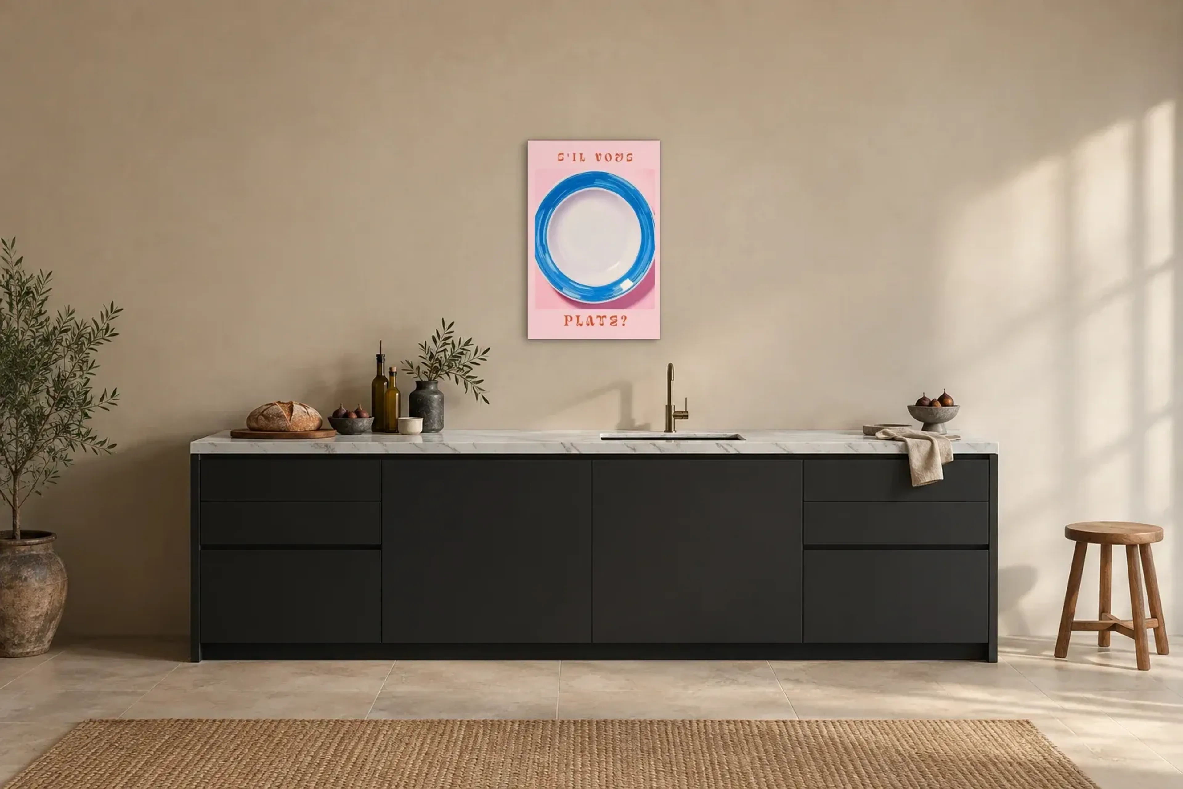 Blauer Teller auf Rosa als Wandbild über einer 200-cm-Arbeitsplatte
