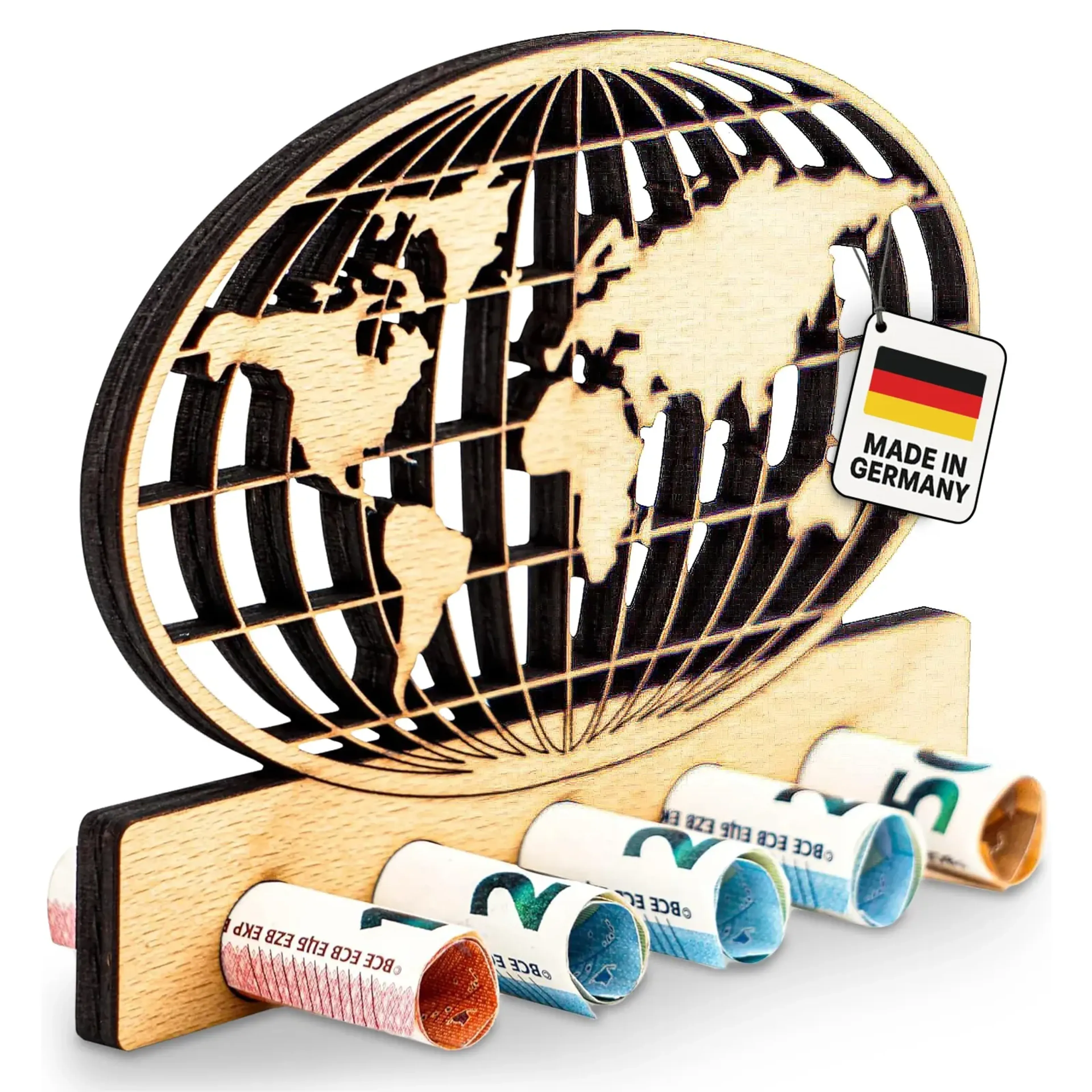 Runde Weltkarte aus hellem Holz mit Kontinenten und Gitternetz über einer Leiste mit gerollten Geldscheinen.