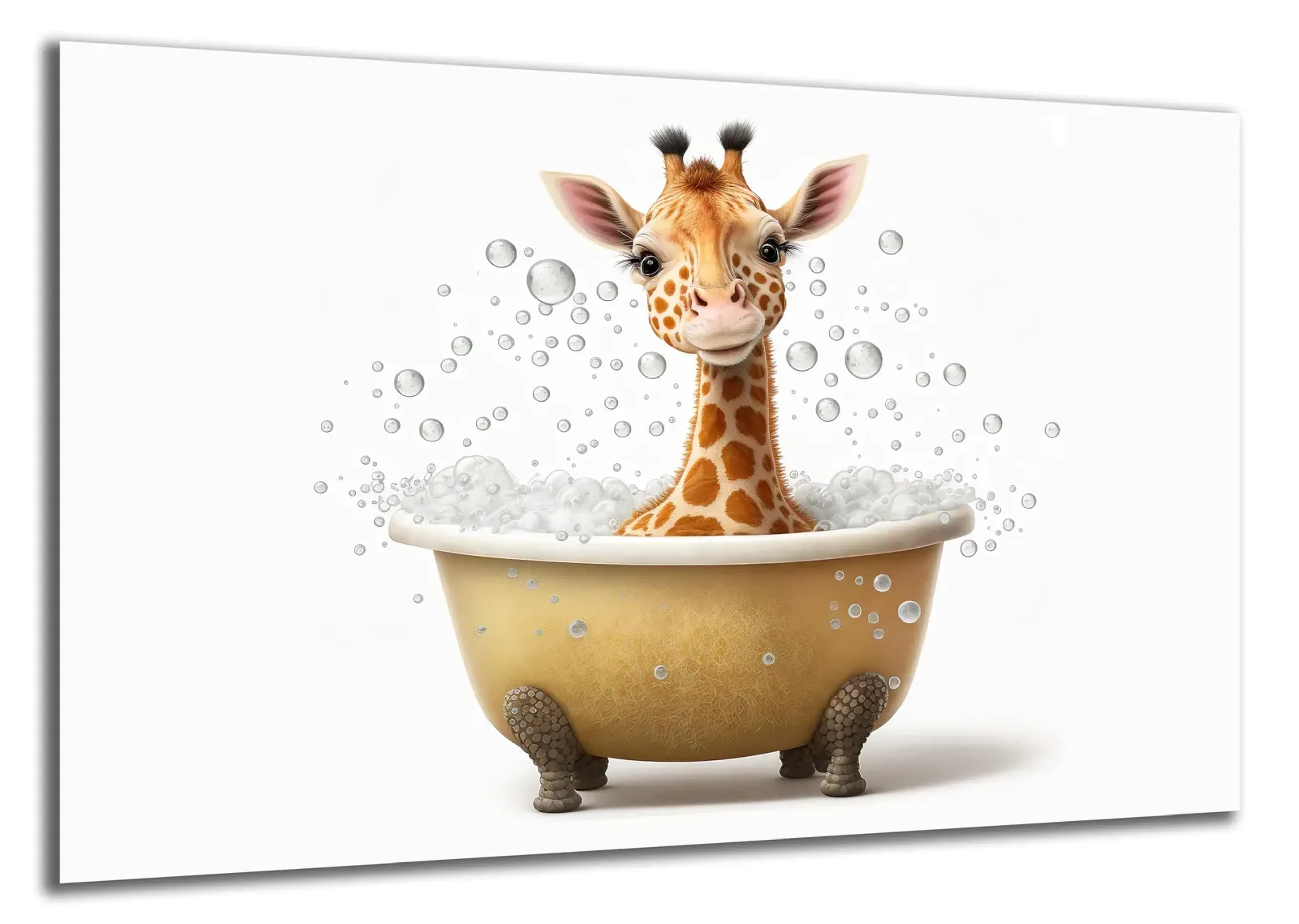 Giraffe mit langem Hals in einer goldgelben Badewanne auf verzierten Füßen, umgeben von Schaumblasen.
