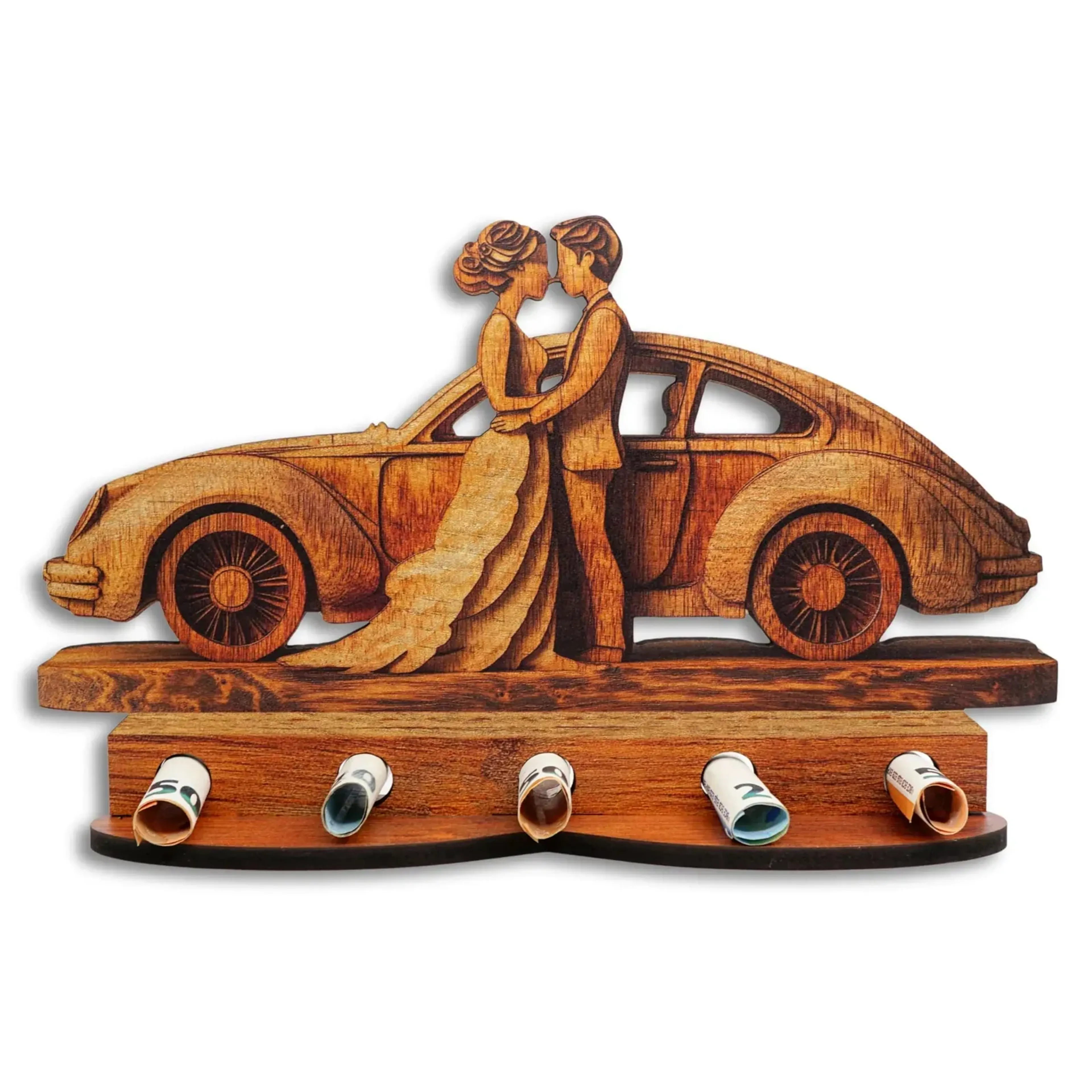 Hochzeitspaar vor einem Auto mit runder Karosserie in Brauntönen, darunter fünf gerollte Geldscheine auf einem Sockel.