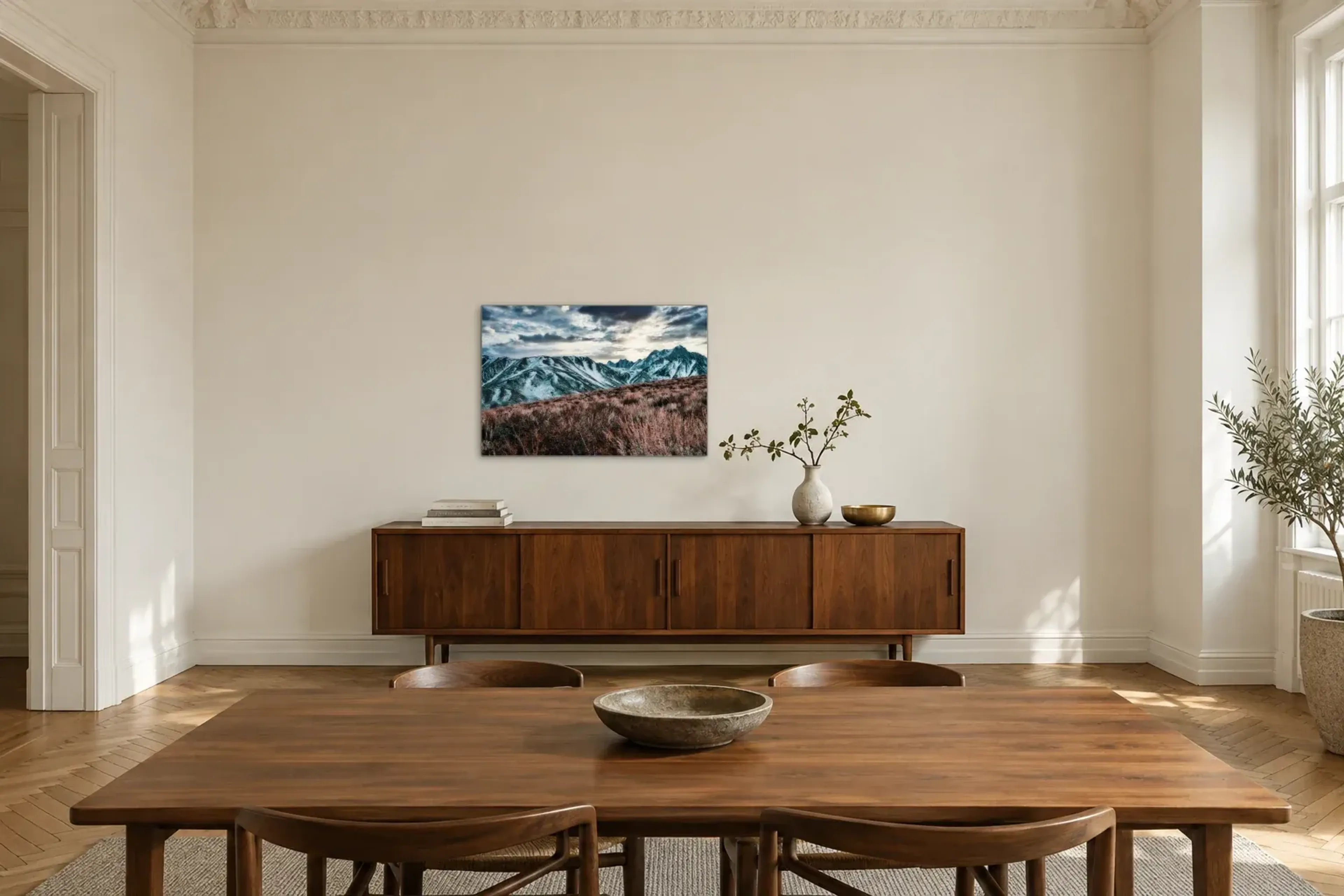 Bergkämme im Abendlicht als Wandbild über einem 200-cm-Sideboard