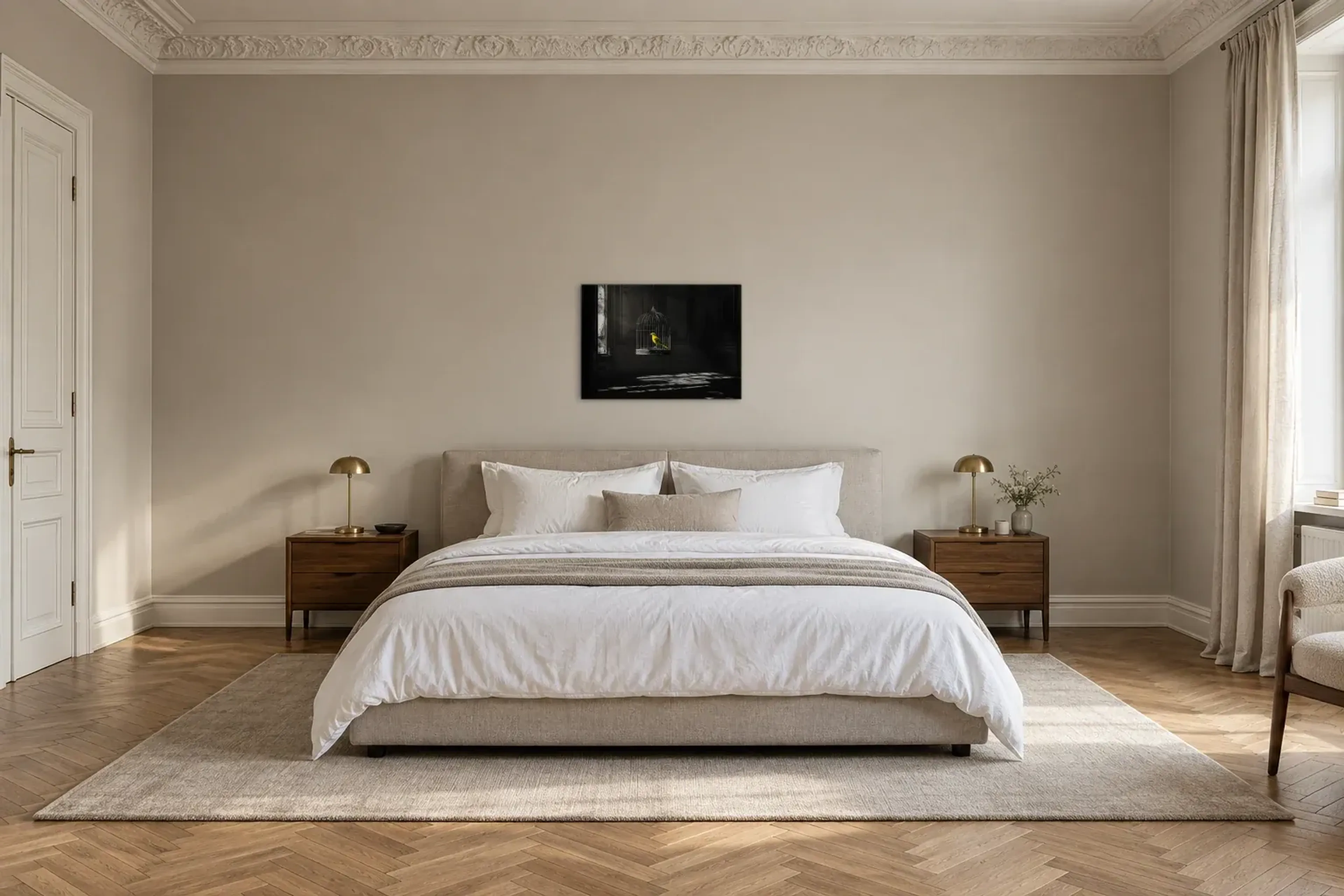 Kanarienvogel im Käfig als Wandbild über einem 180-cm-Bett