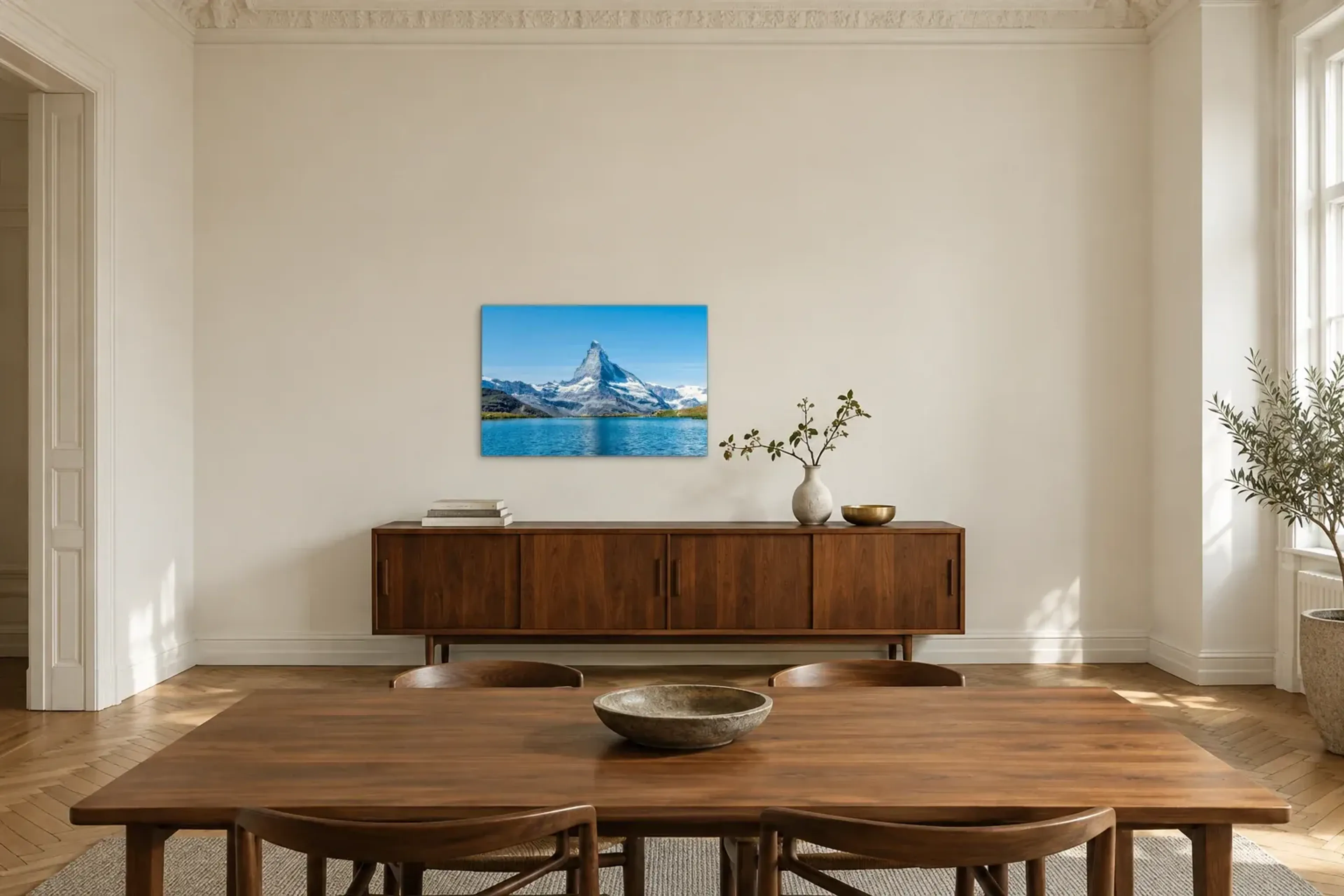 Bergsee und Gipfel als Wandbild über einem 200-cm-Sideboard