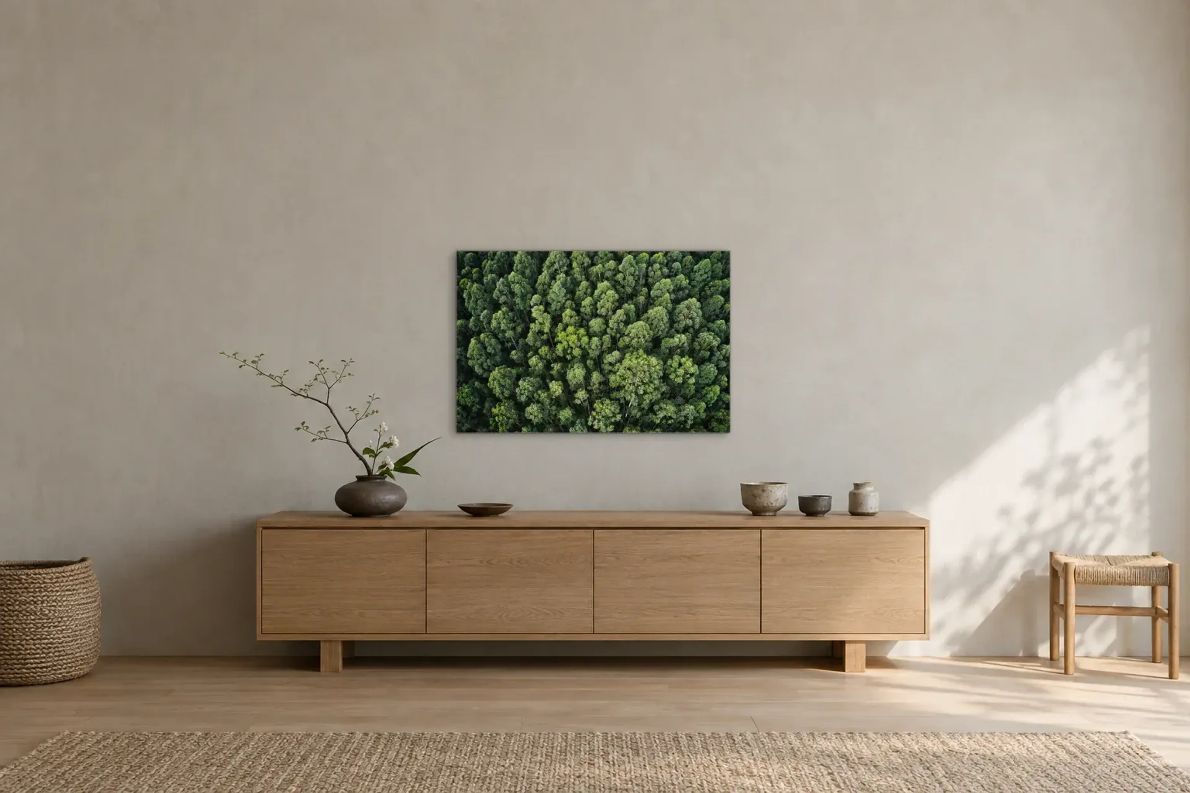 Wald von oben als Wandbild über einem 180-cm-Sideboard