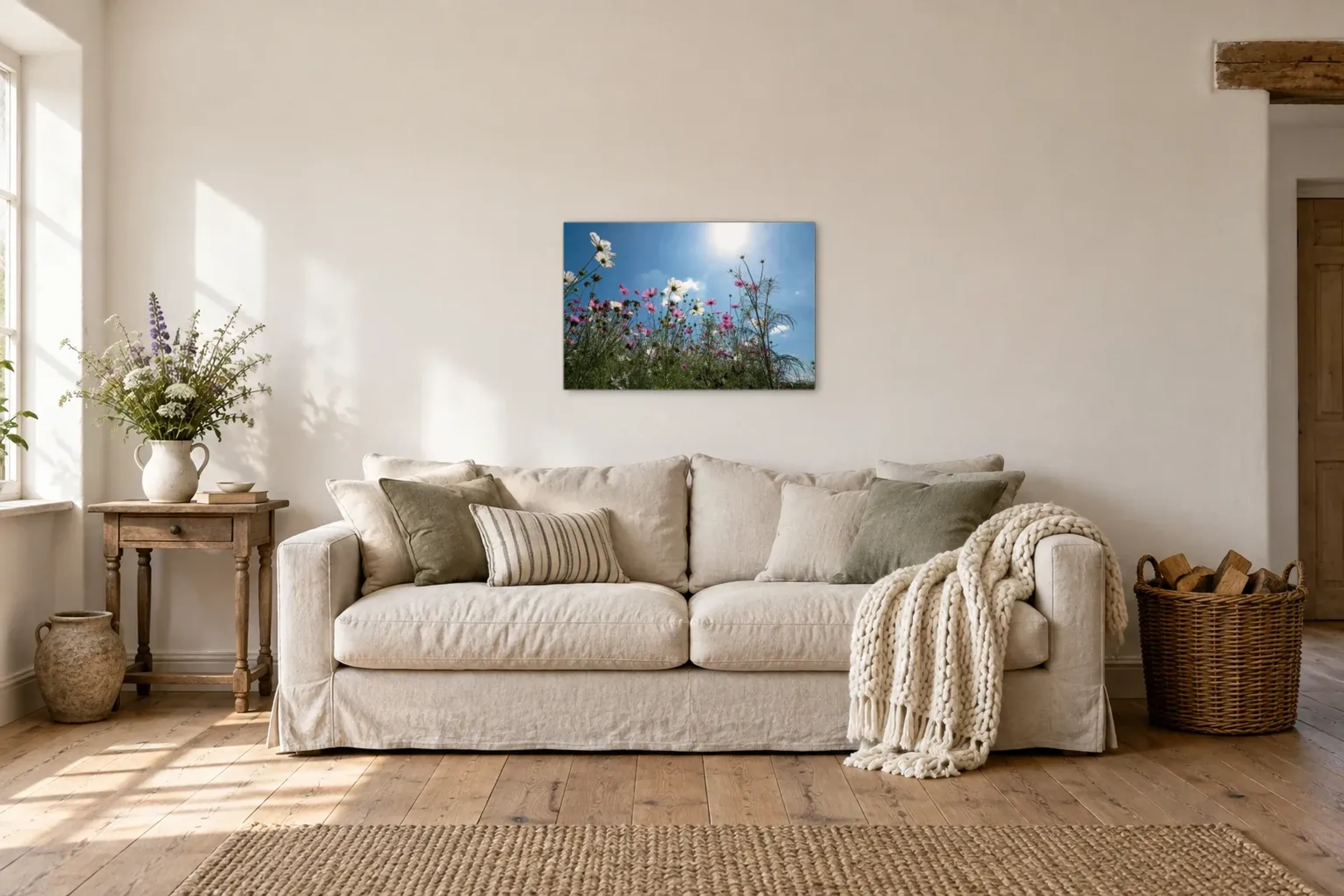 Blumenwiese von unten als Wandbild über einem 220-cm-Sofa
