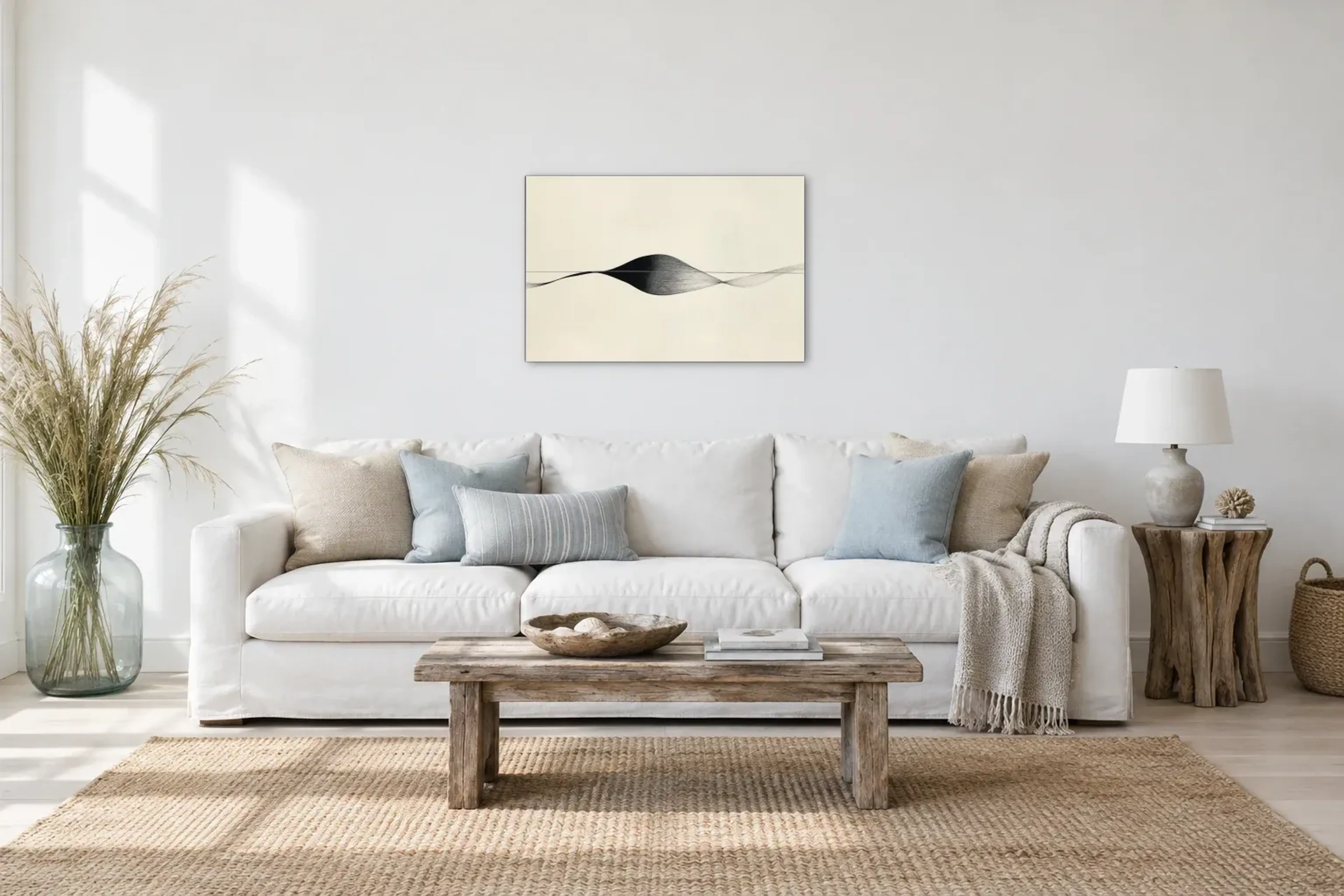 Schwarze Linienwelle als Wandbild über einem 220-cm-Sofa