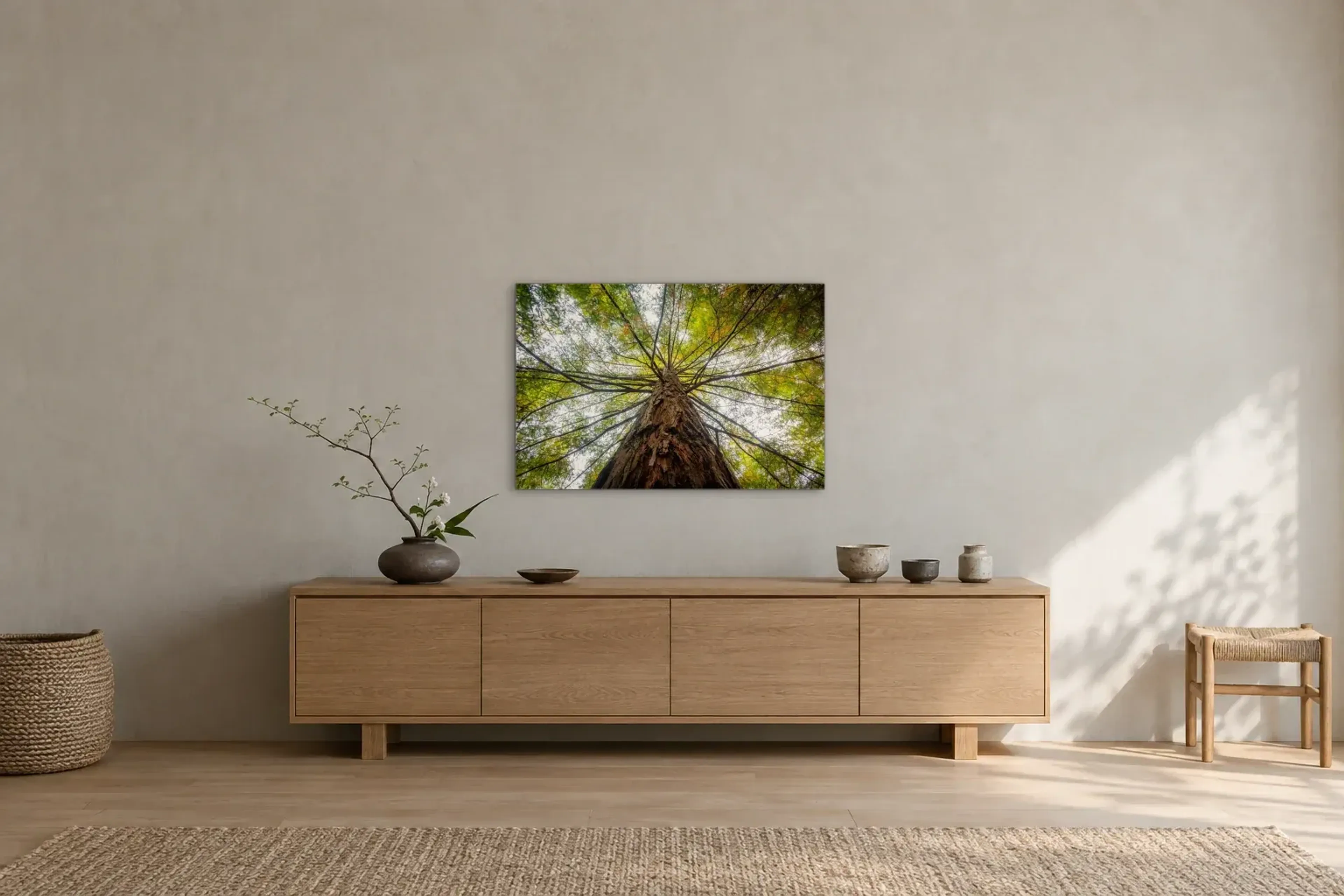 Baum von unten als Wandbild über einem 180-cm-Sideboard