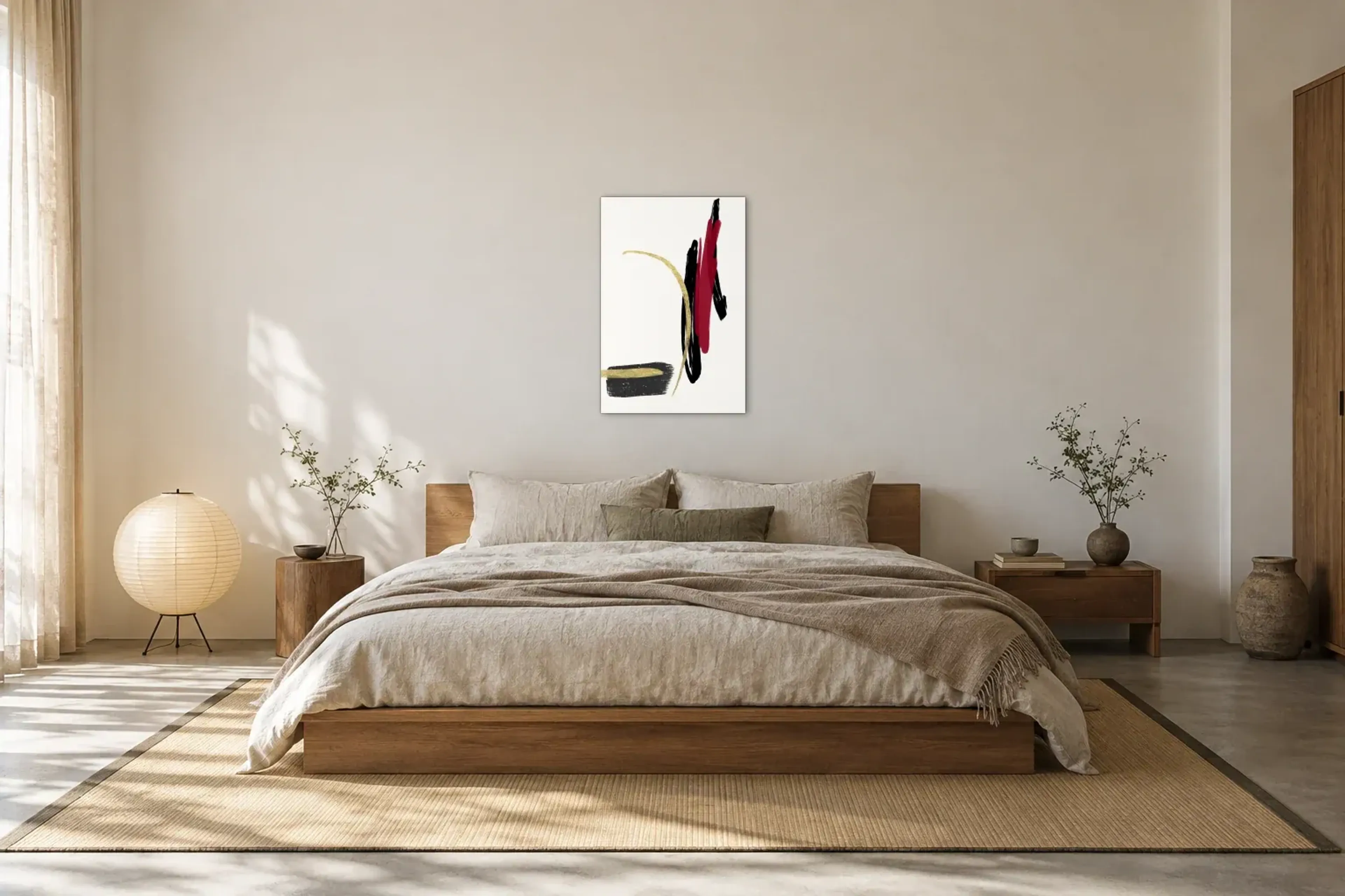Goldbogen zwischen Farbstrichen als Wandbild über einem 180-cm-Bett