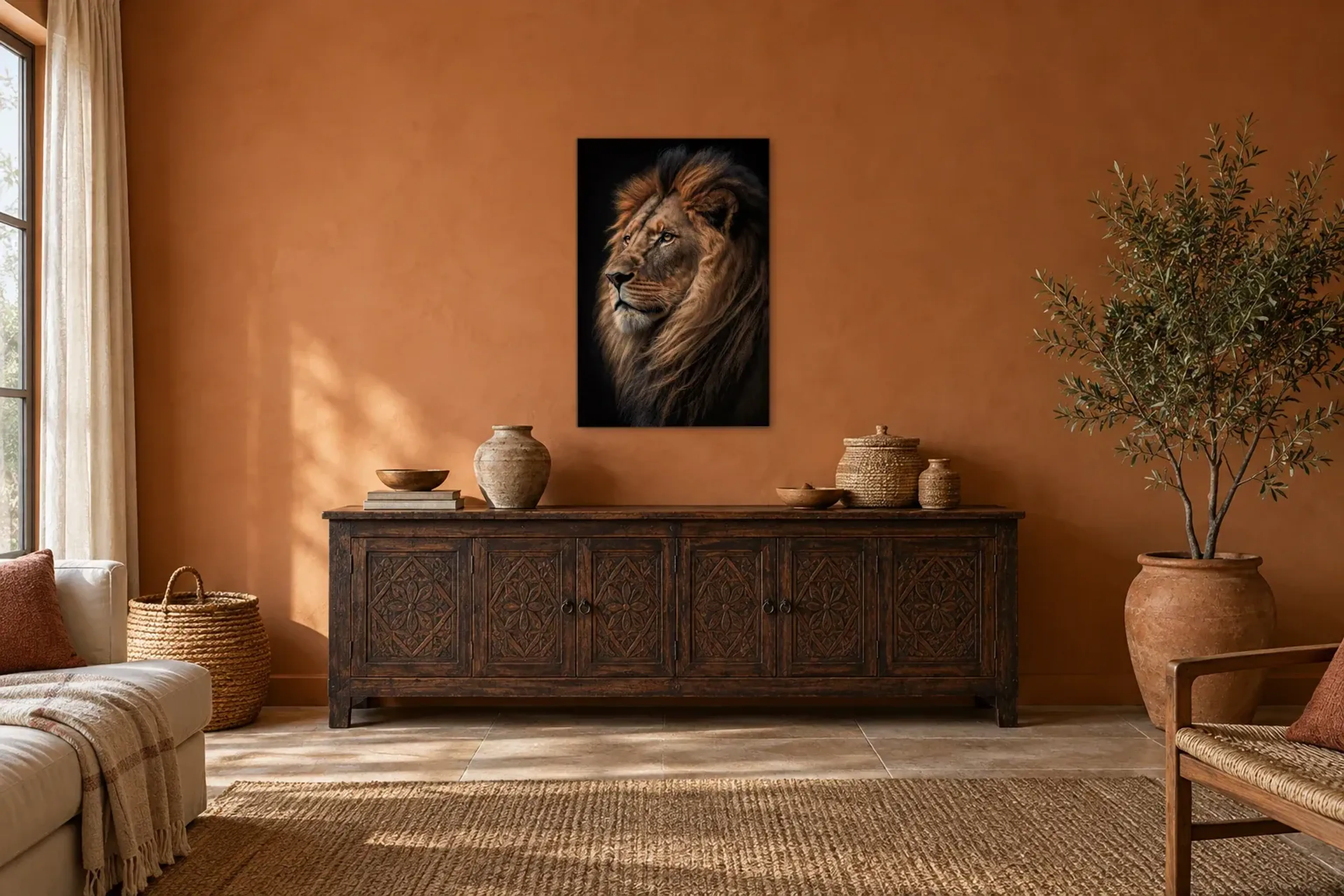 Löwe im Halbprofil als Wandbild über einem 180-cm-Sideboard
