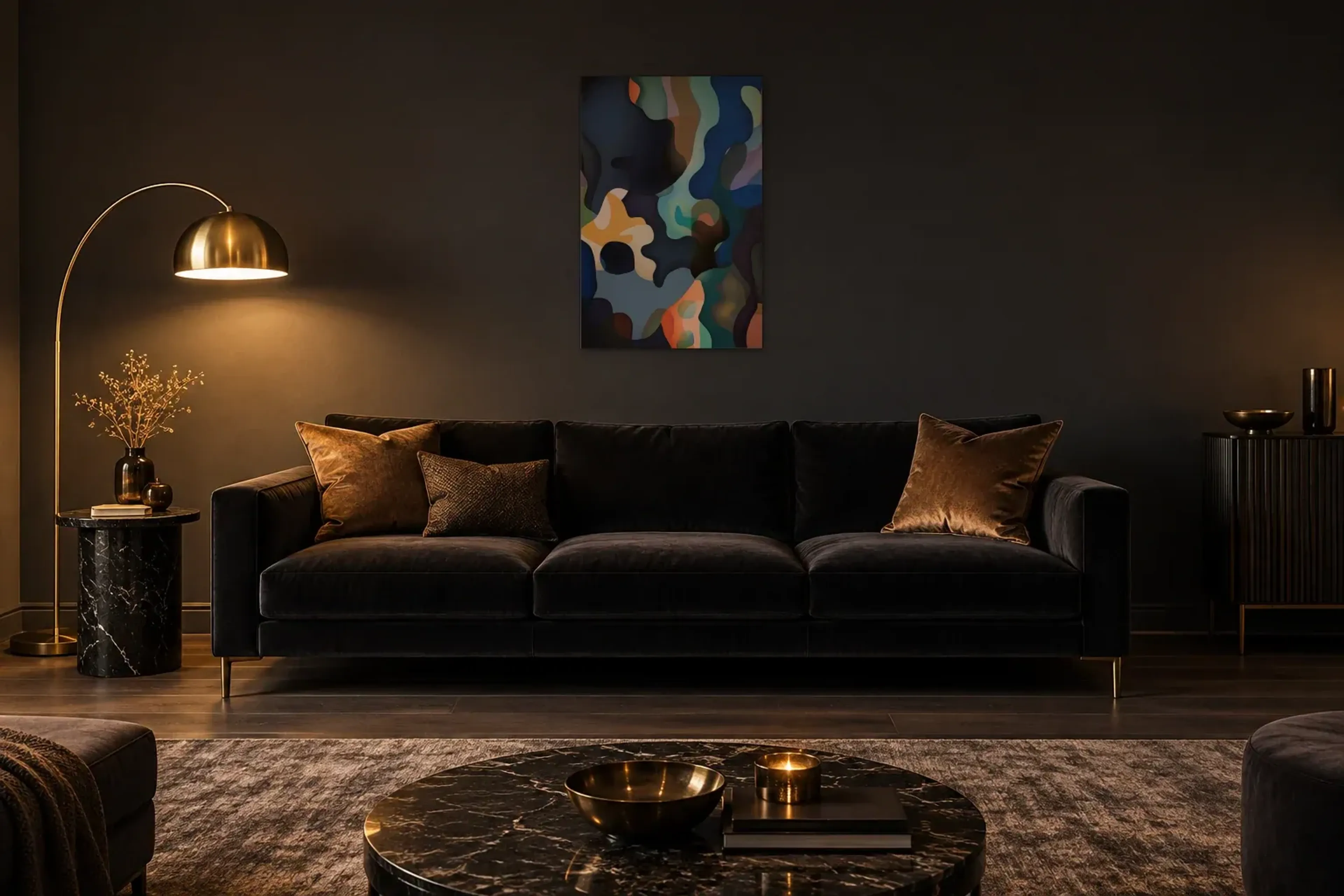 Fließende Farbwelten als Wandbild über einem 220-cm-Sofa