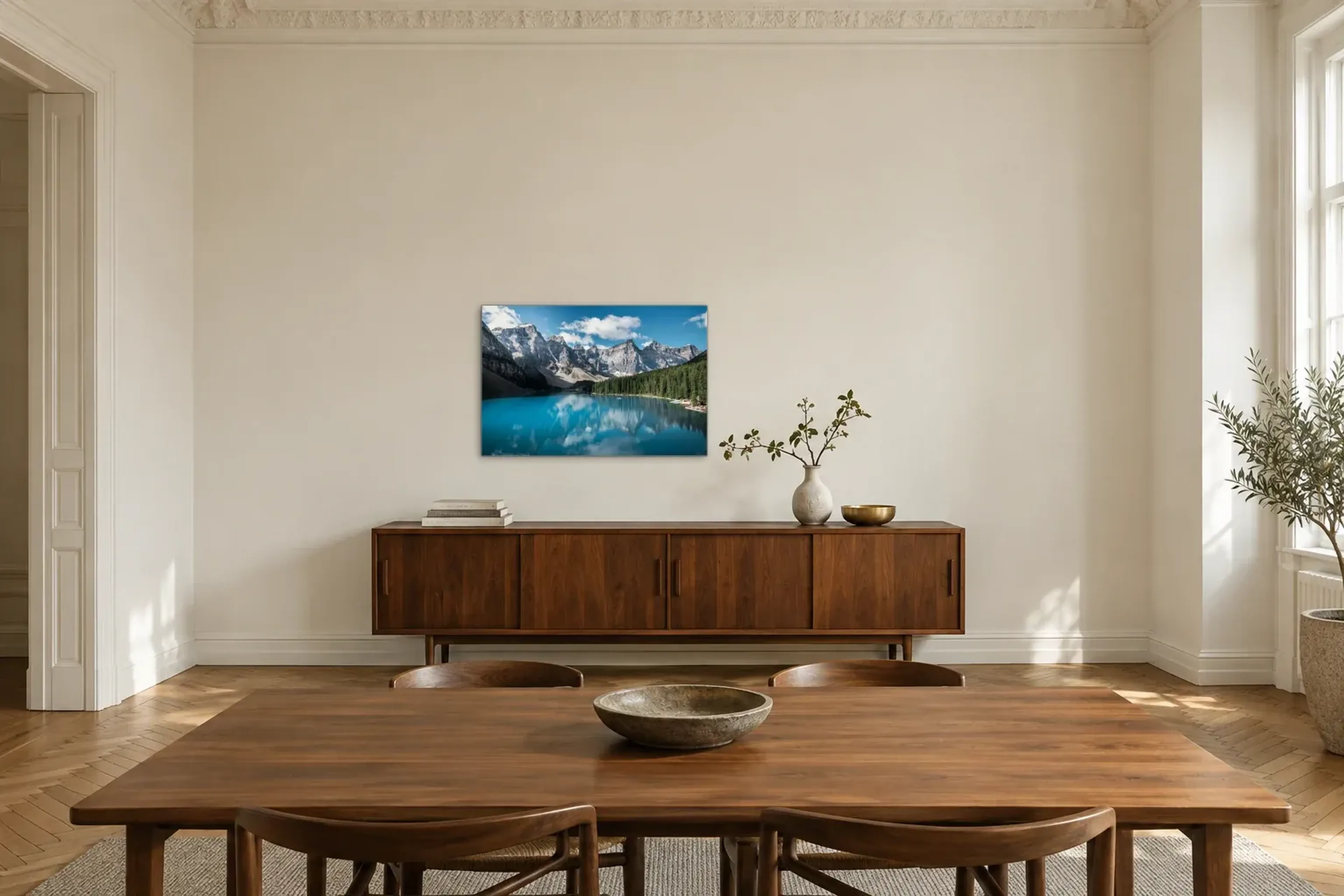 Türkiser See vor Felsgipfeln als Wandbild über einem 200-cm-Sideboard