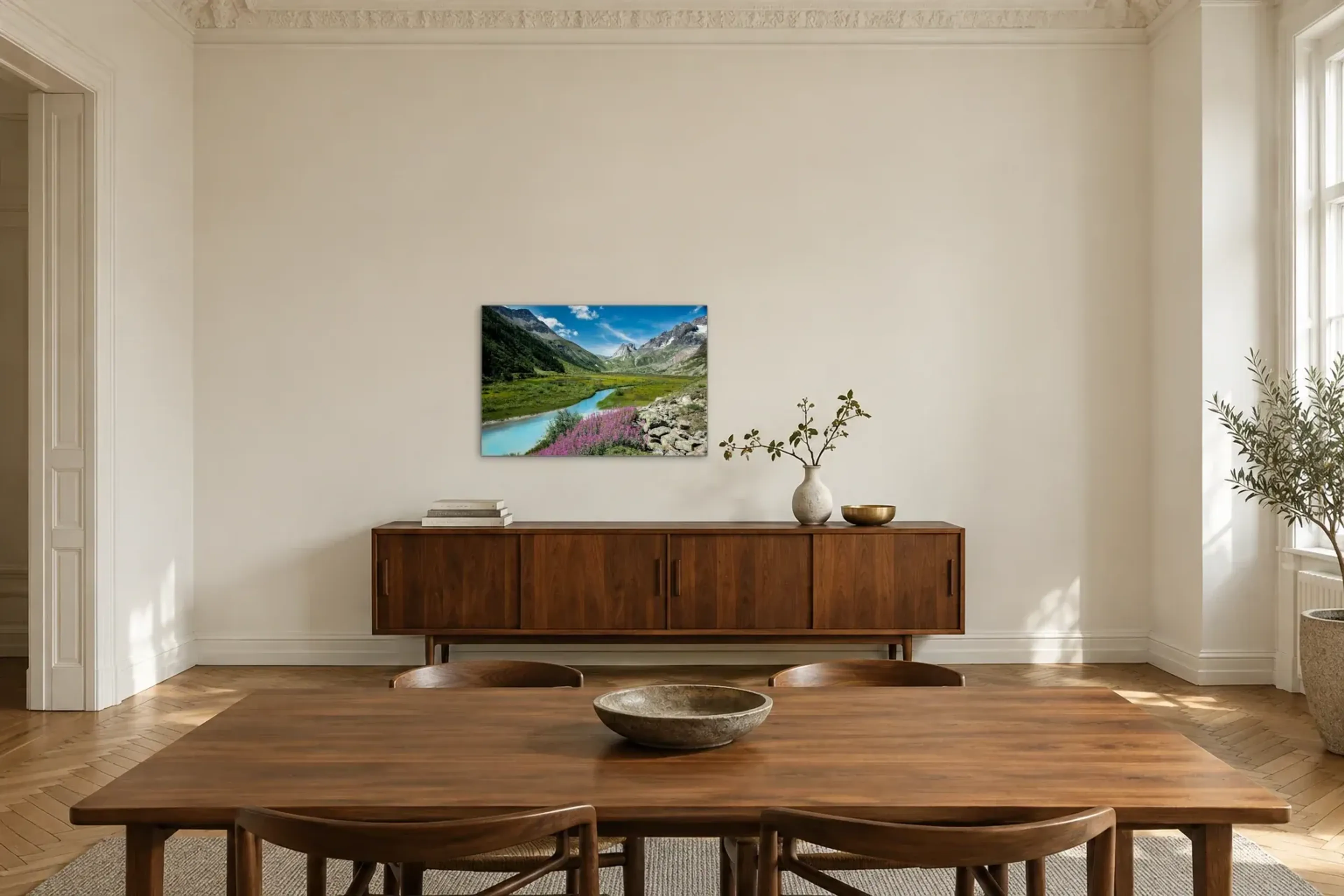 Türkiser Fluss im Bergtal als Wandbild über einem 200-cm-Sideboard