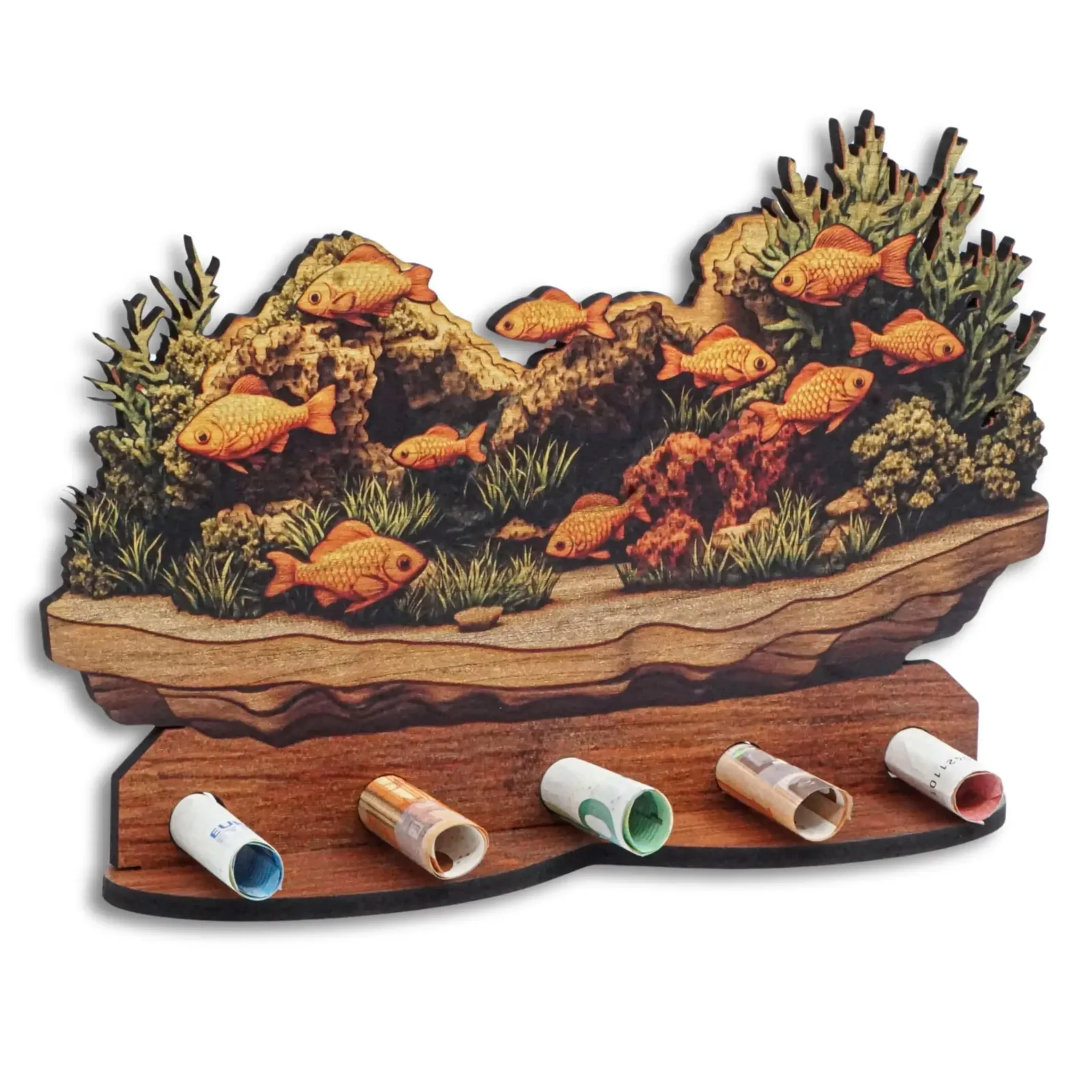 Aquariummotiv in Holzoptik mit orangefarbenen Fischen, Felsen, Wasserpflanzen und fünf gerollten Geldscheinen.