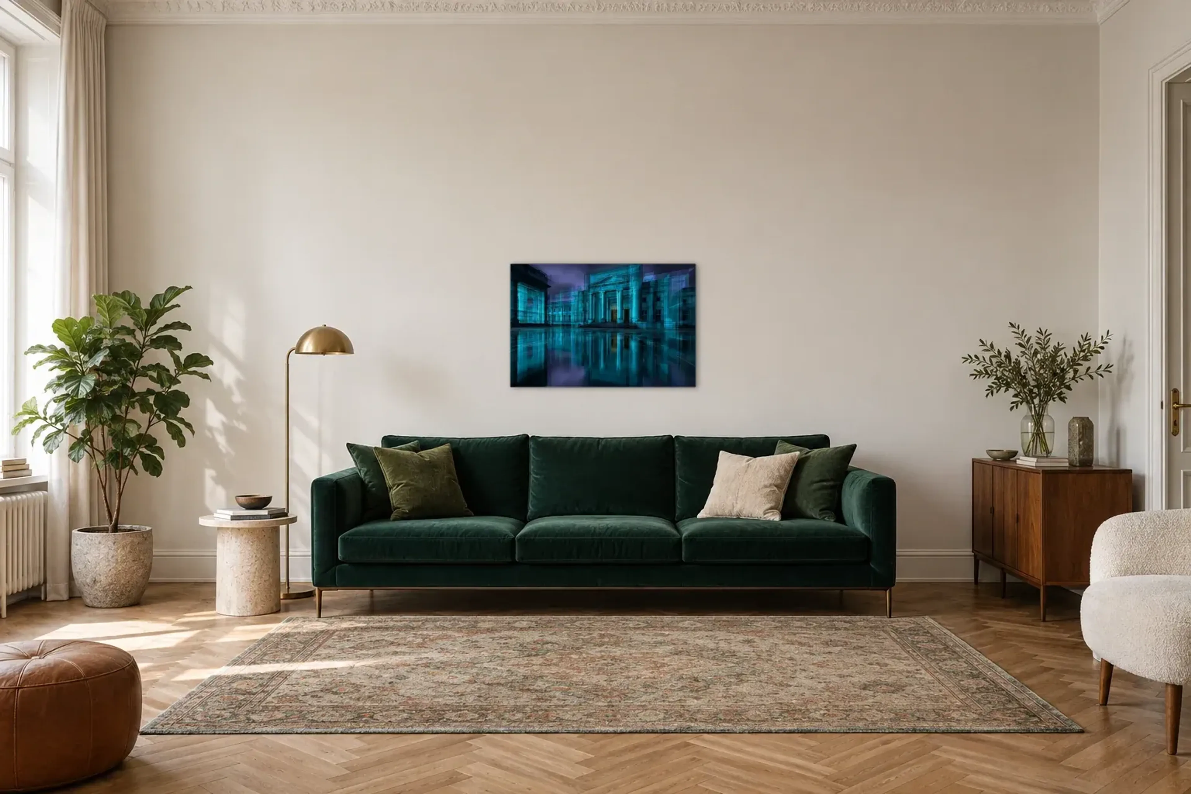 Säulen im blauen Licht als Wandbild über einem 220-cm-Sofa